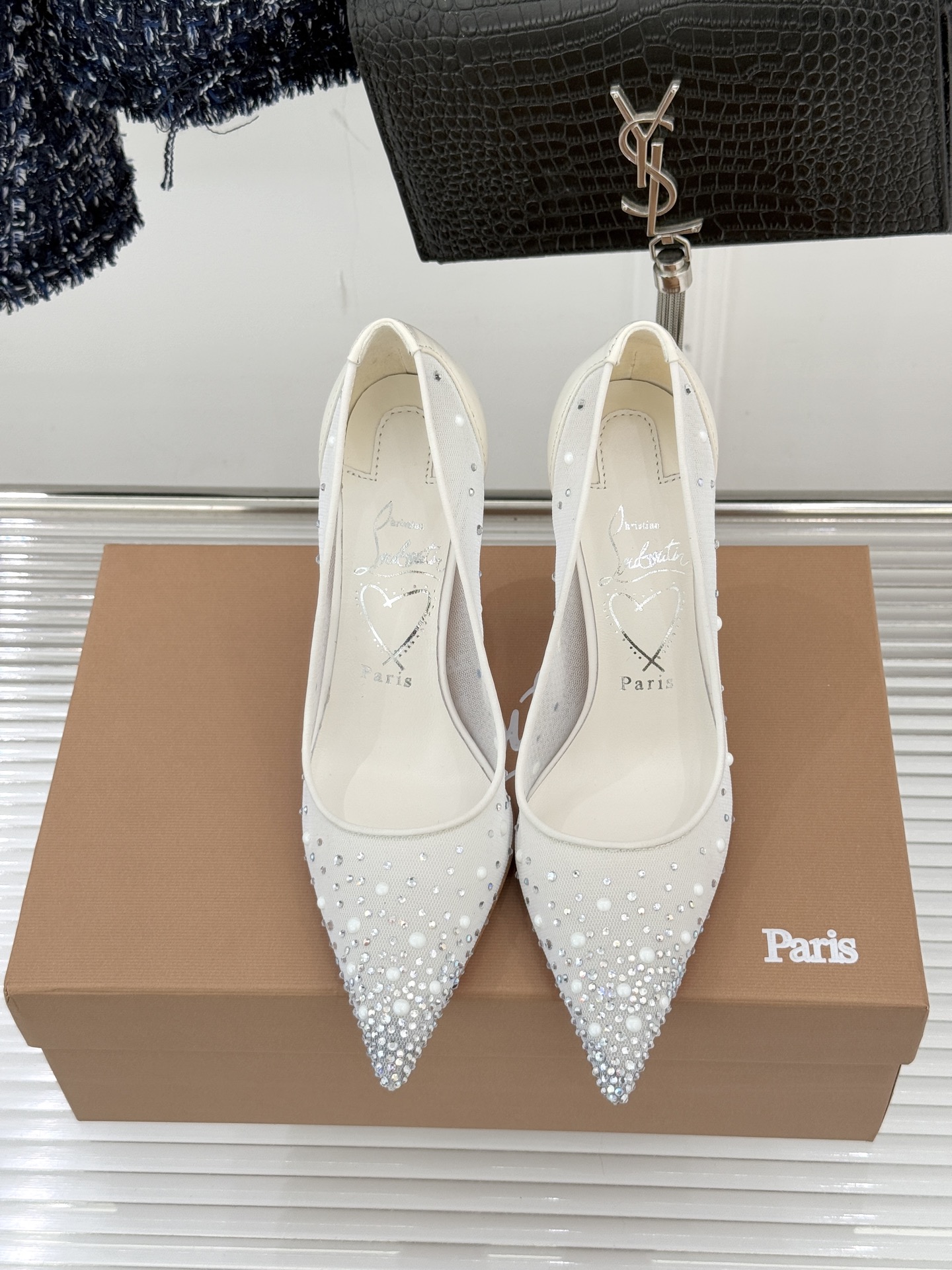 Christian Louboutin26WF新品网纱水钻尖头高跟鞋以轻透网纱邂逅璀璨水钻将法式性感与奢