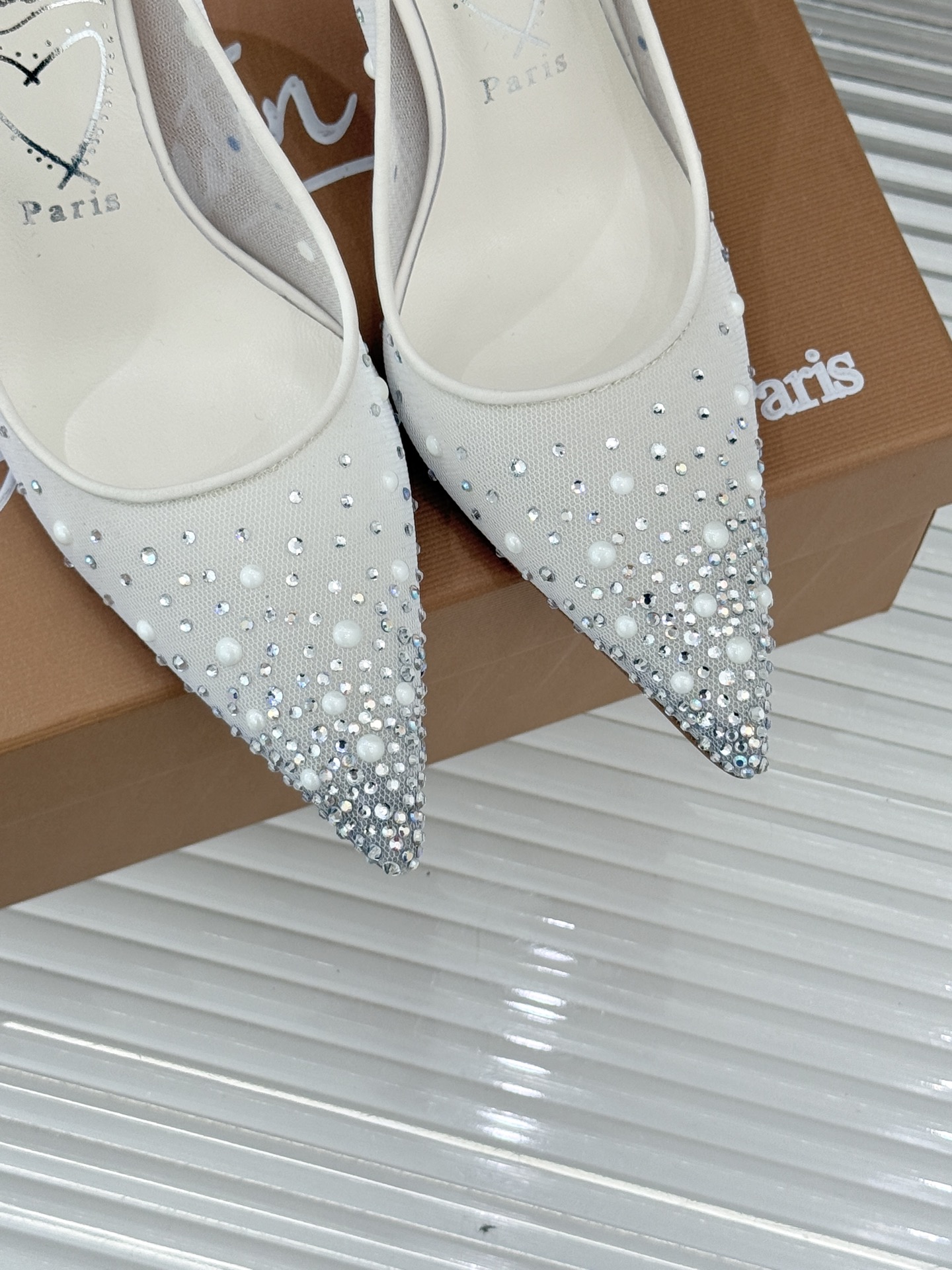 Christian Louboutin26WF新品网纱水钻尖头高跟鞋以轻透网纱邂逅璀璨水钻将法式性感与奢
