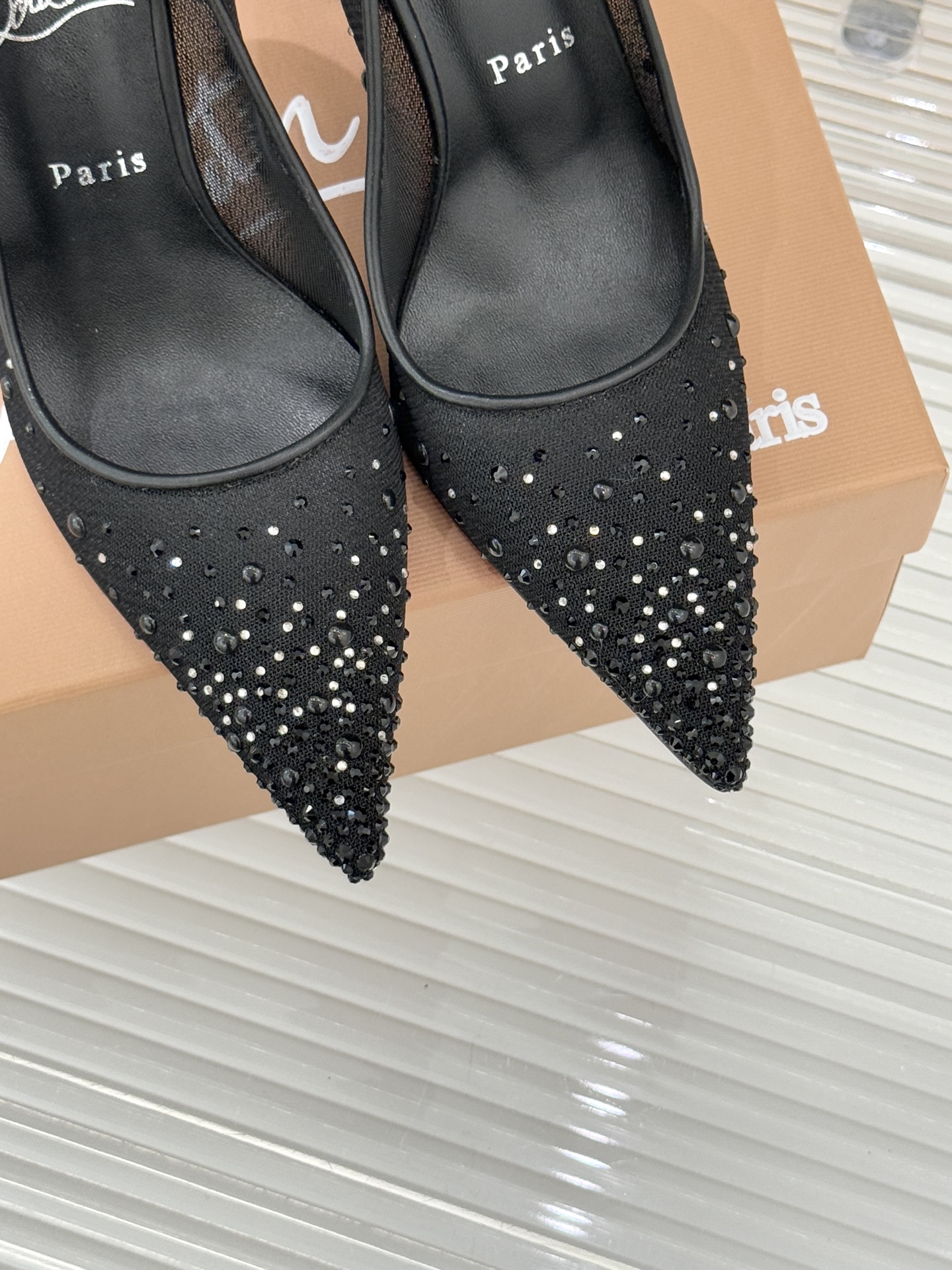 Christian Louboutin26WF新品网纱水钻尖头高跟鞋以轻透网纱邂逅璀璨水钻将法式性感与奢