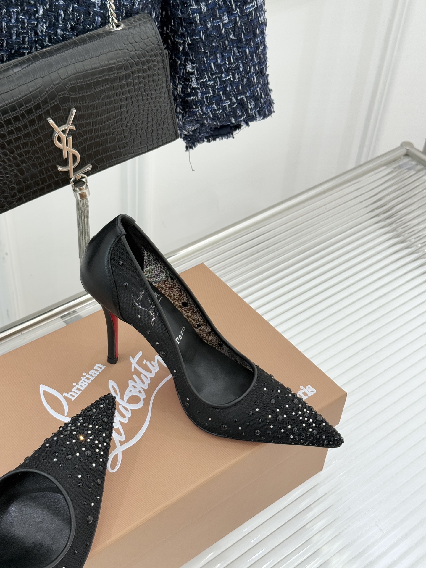 Christian Louboutin26WF新品网纱水钻尖头高跟鞋以轻透网纱邂逅璀璨水钻将法式性感与奢