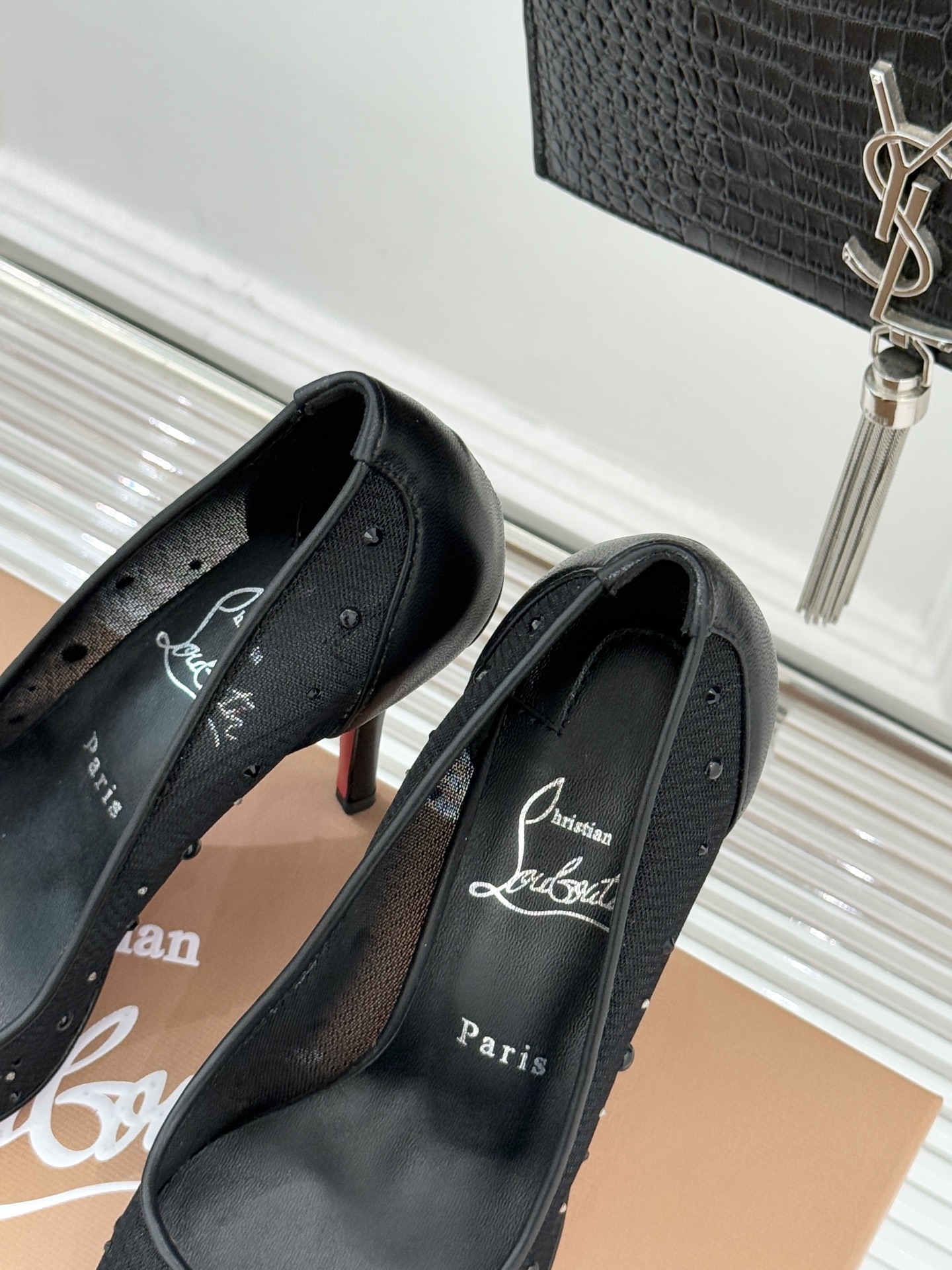 Christian Louboutin26WF新品网纱水钻尖头高跟鞋以轻透网纱邂逅璀璨水钻将法式性感与奢