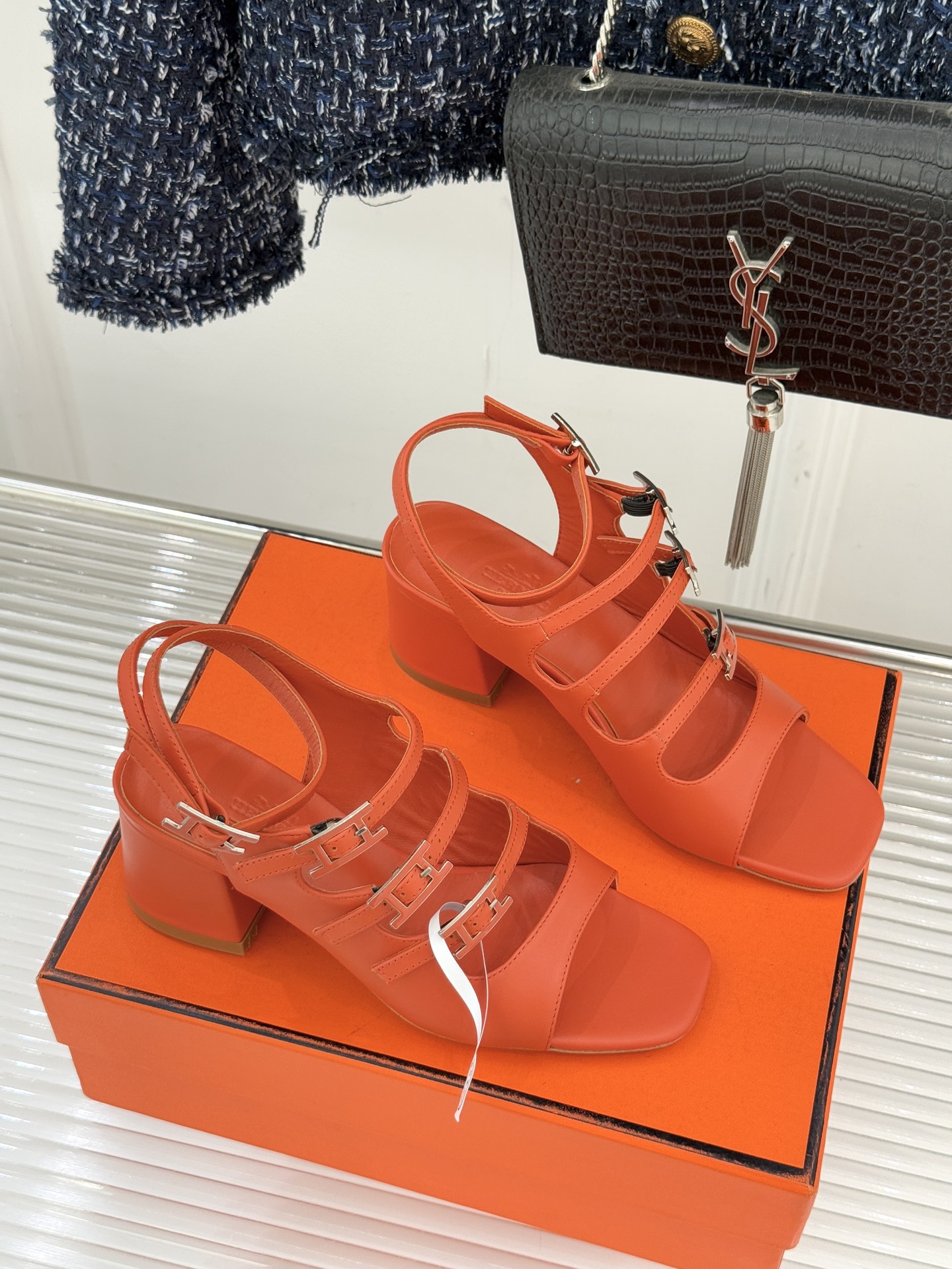 （配原版飞机盒）Hermès/爱马仕经典双H扣鱼嘴凉鞋以极简线条诠释顶奢格调将法式优雅与自在松弛完美相融