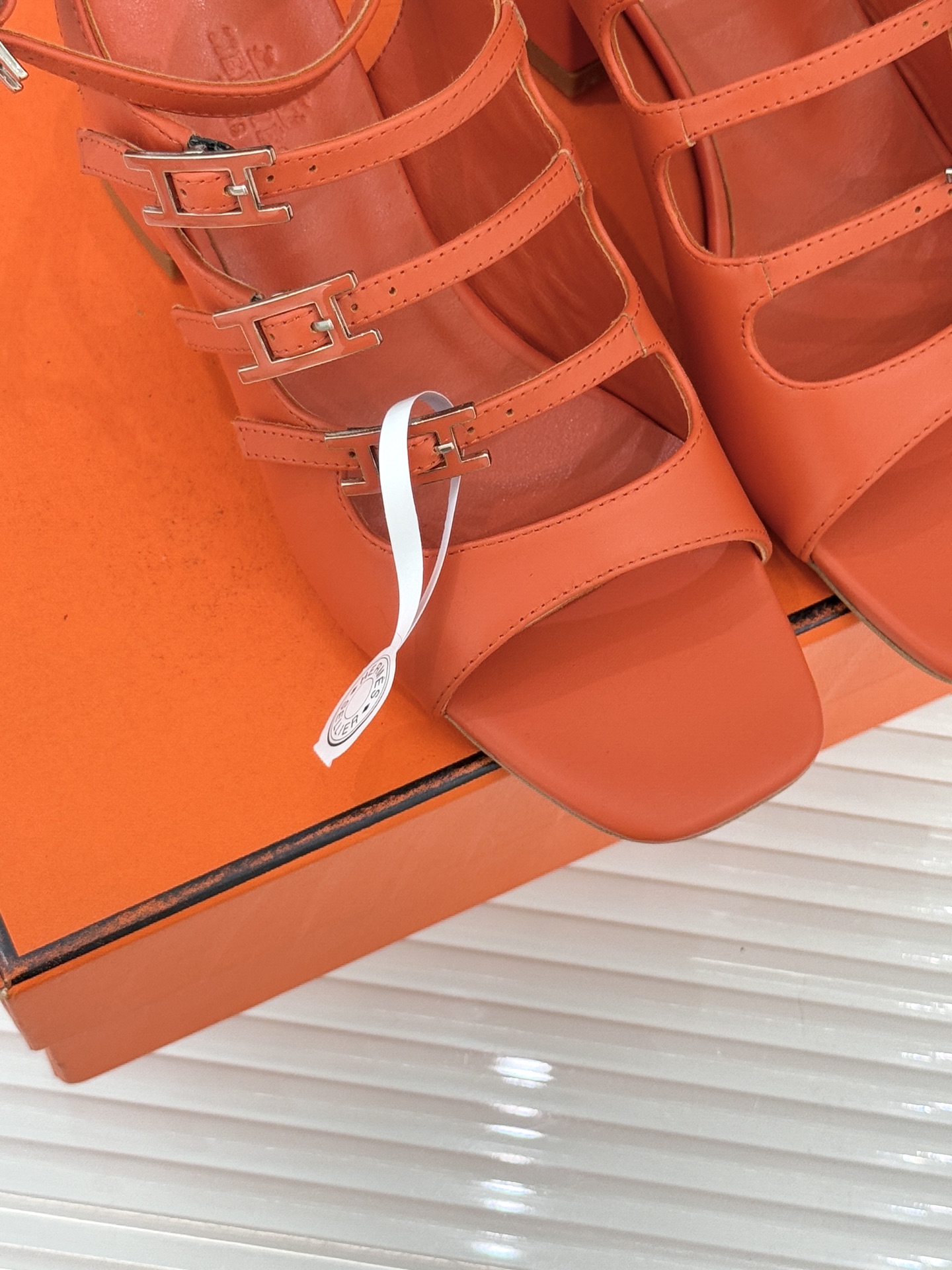 （配原版飞机盒）Hermès/爱马仕经典双H扣鱼嘴凉鞋以极简线条诠释顶奢格调将法式优雅与自在松弛完美相融