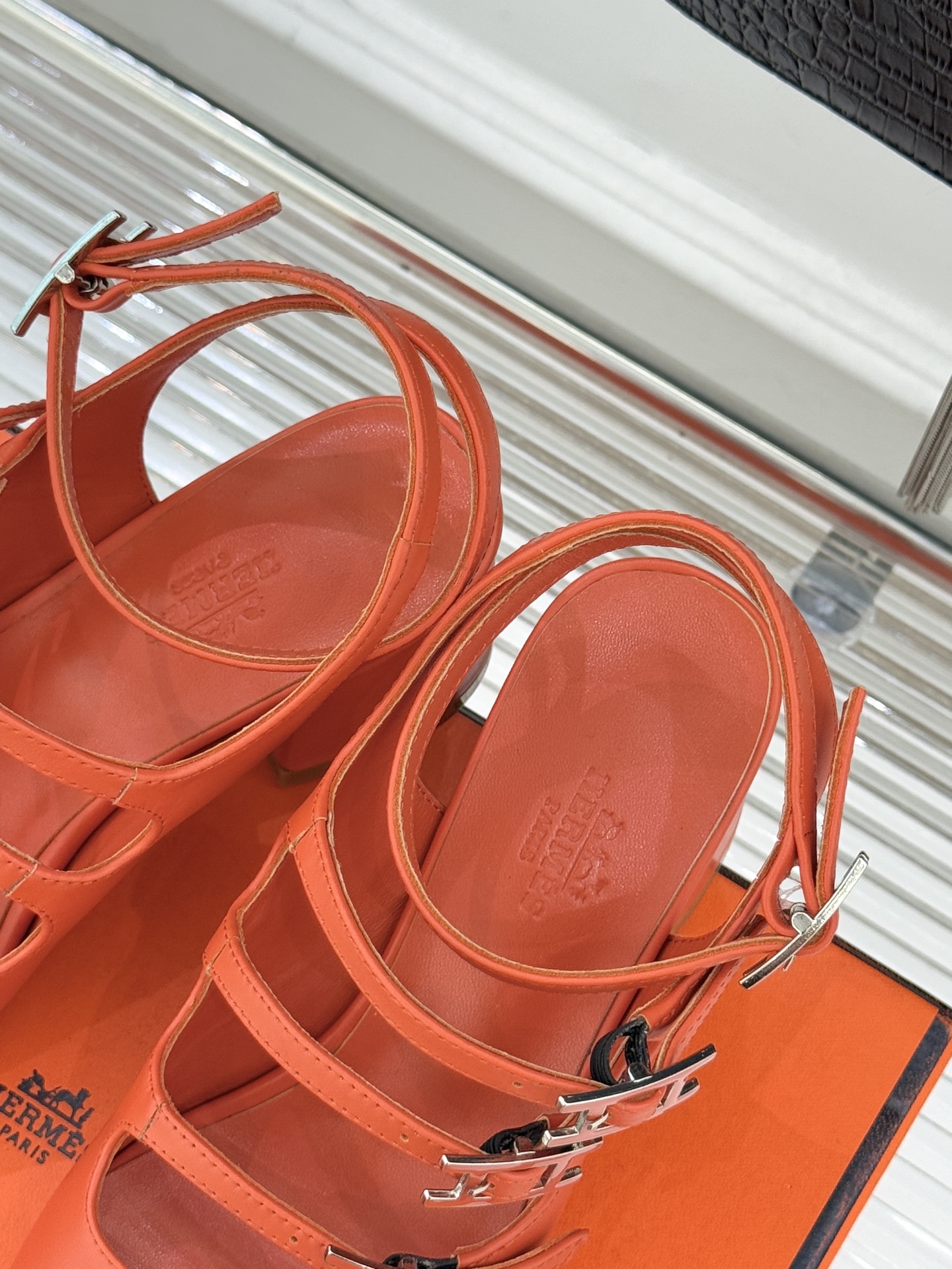 （配原版飞机盒）Hermès/爱马仕经典双H扣鱼嘴凉鞋以极简线条诠释顶奢格调将法式优雅与自在松弛完美相融