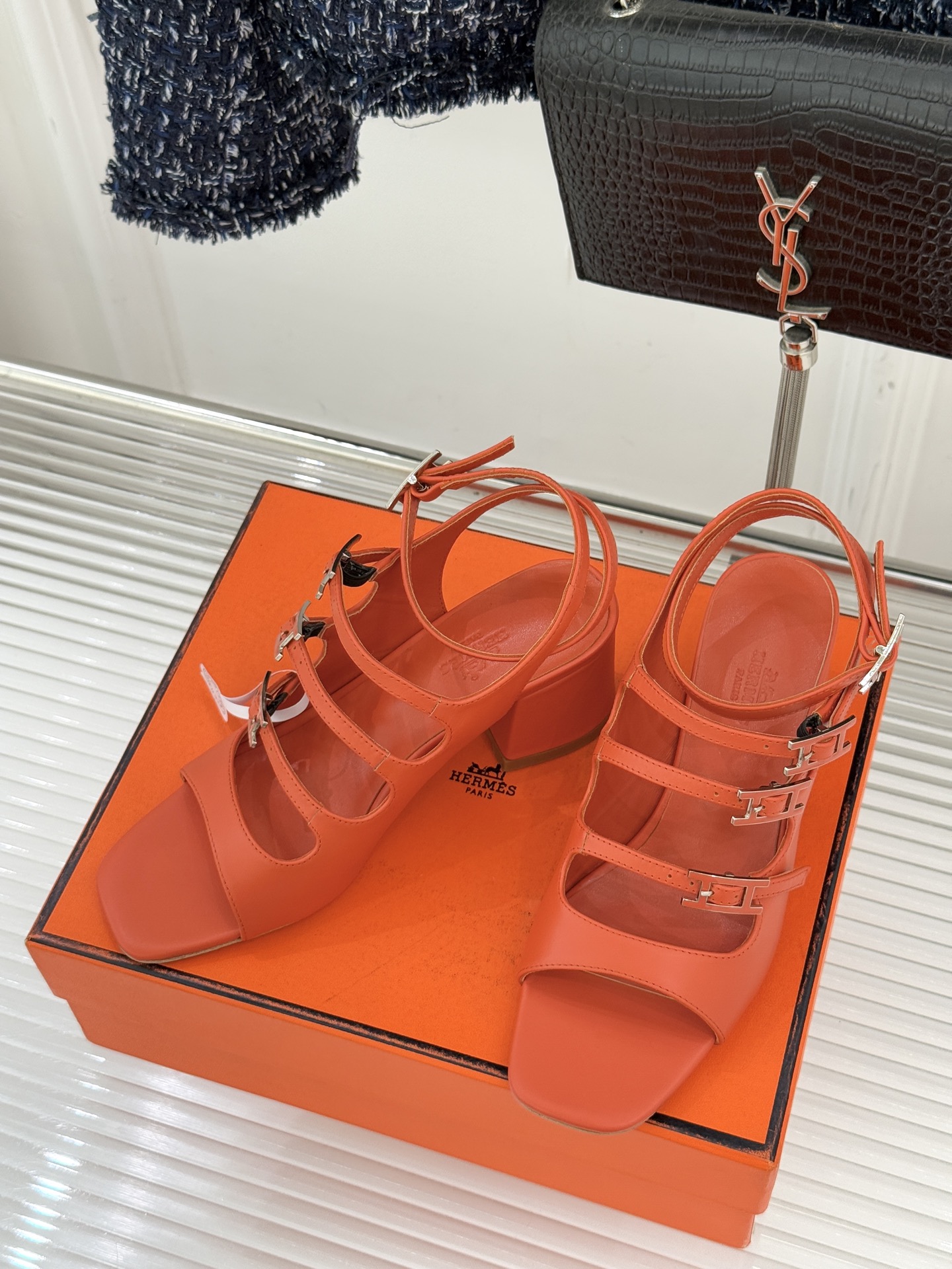 （配原版飞机盒）Hermès/爱马仕经典双H扣鱼嘴凉鞋以极简线条诠释顶奢格调将法式优雅与自在松弛完美相融