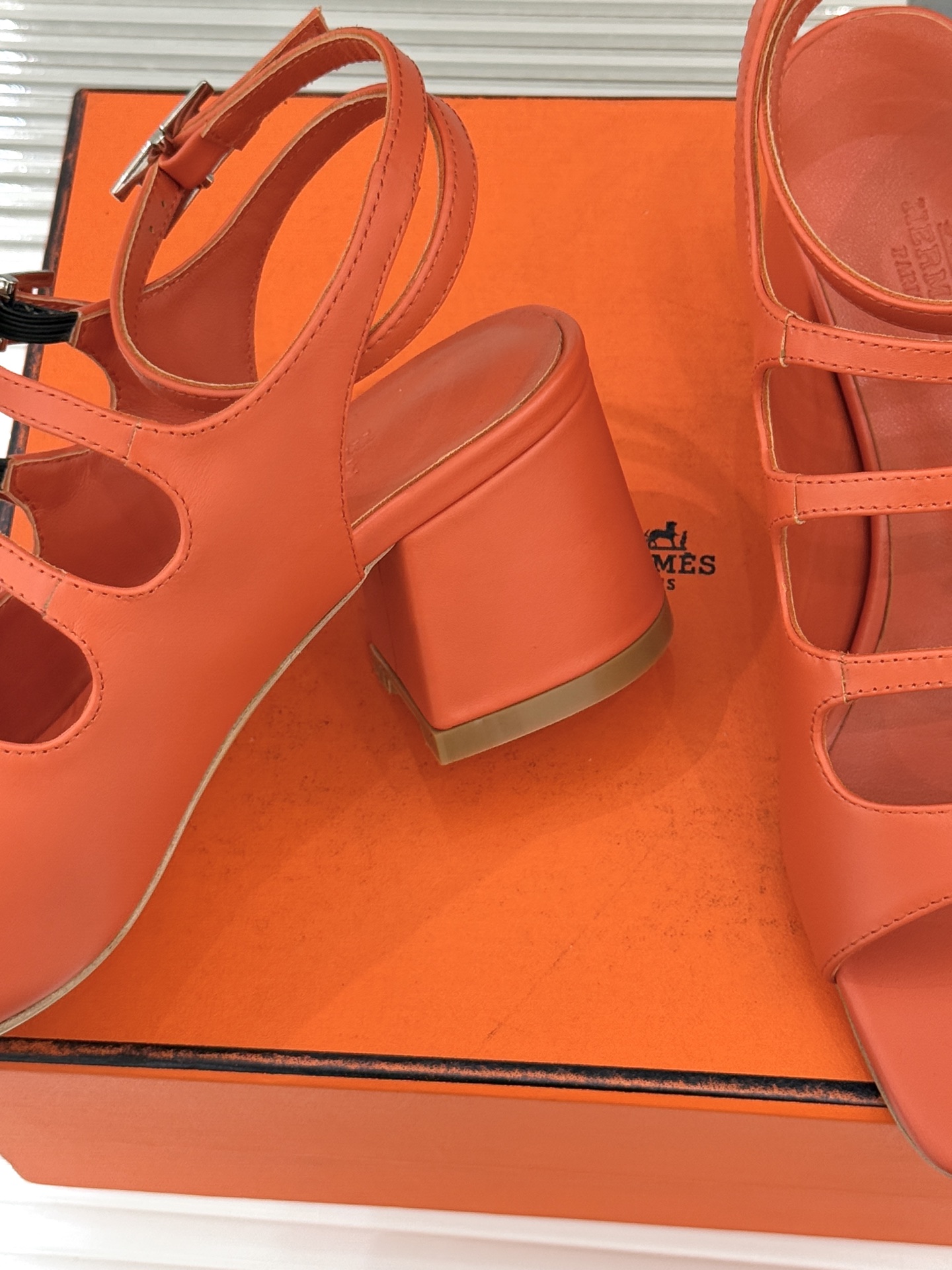 （配原版飞机盒）Hermès/爱马仕经典双H扣鱼嘴凉鞋以极简线条诠释顶奢格调将法式优雅与自在松弛完美相融