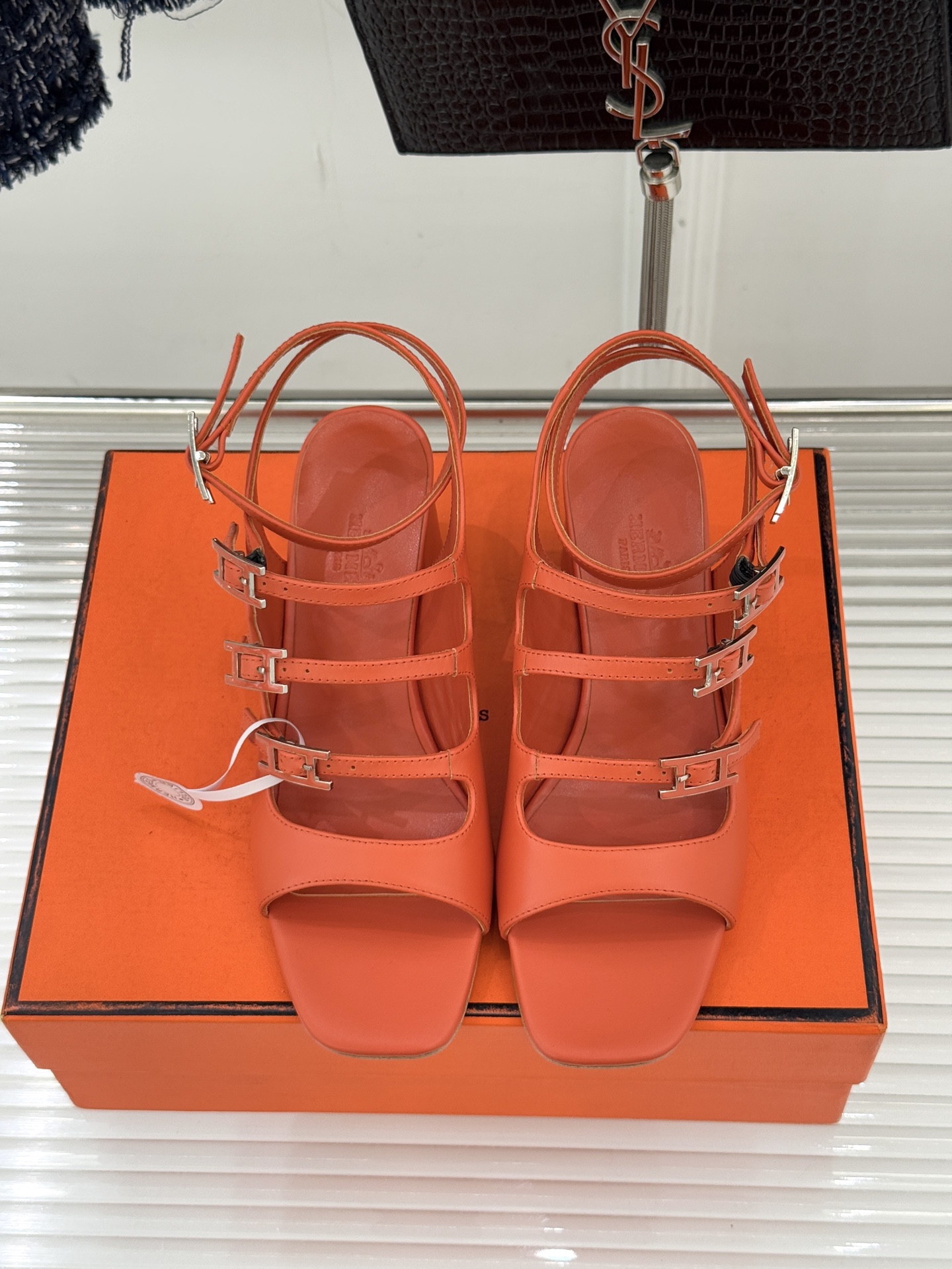 （配原版飞机盒）Hermès/爱马仕经典双H扣鱼嘴凉鞋以极简线条诠释顶奢格调将法式优雅与自在松弛完美相融