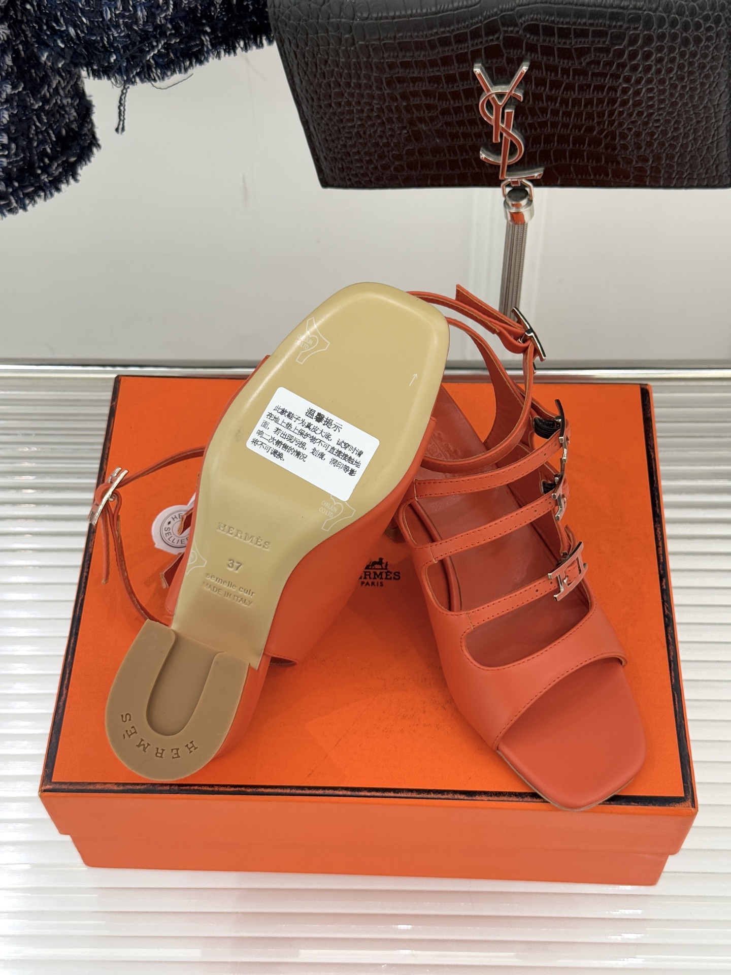 （配原版飞机盒）Hermès/爱马仕经典双H扣鱼嘴凉鞋以极简线条诠释顶奢格调将法式优雅与自在松弛完美相融