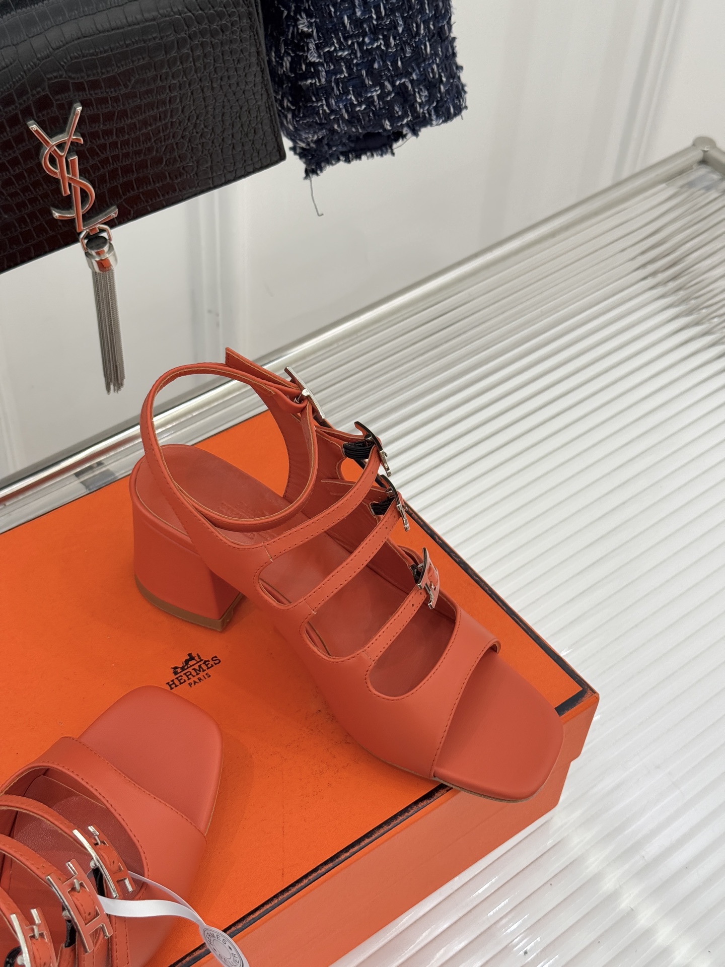 （配原版飞机盒）Hermès/爱马仕经典双H扣鱼嘴凉鞋以极简线条诠释顶奢格调将法式优雅与自在松弛完美相融