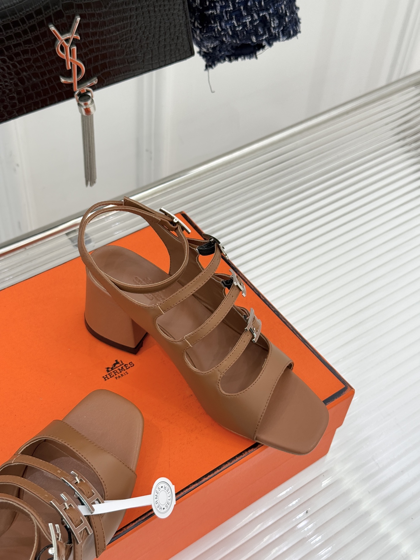 （配原版飞机盒）Hermès/爱马仕经典双H扣鱼嘴凉鞋以极简线条诠释顶奢格调将法式优雅与自在松弛完美相融