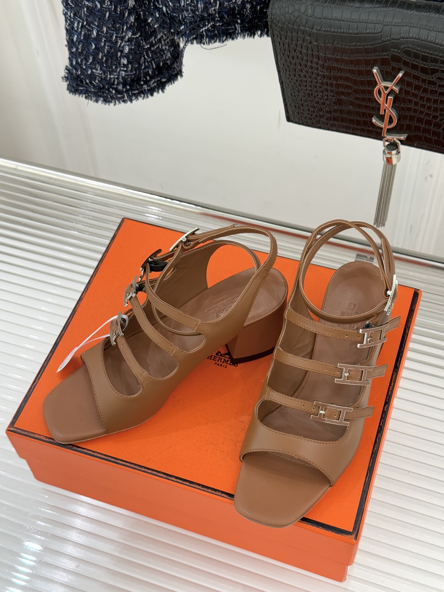 （配原版飞机盒）Hermès/爱马仕经典双H扣鱼嘴凉鞋以极简线条诠释顶奢格调将法式优雅与自在松弛完美相融