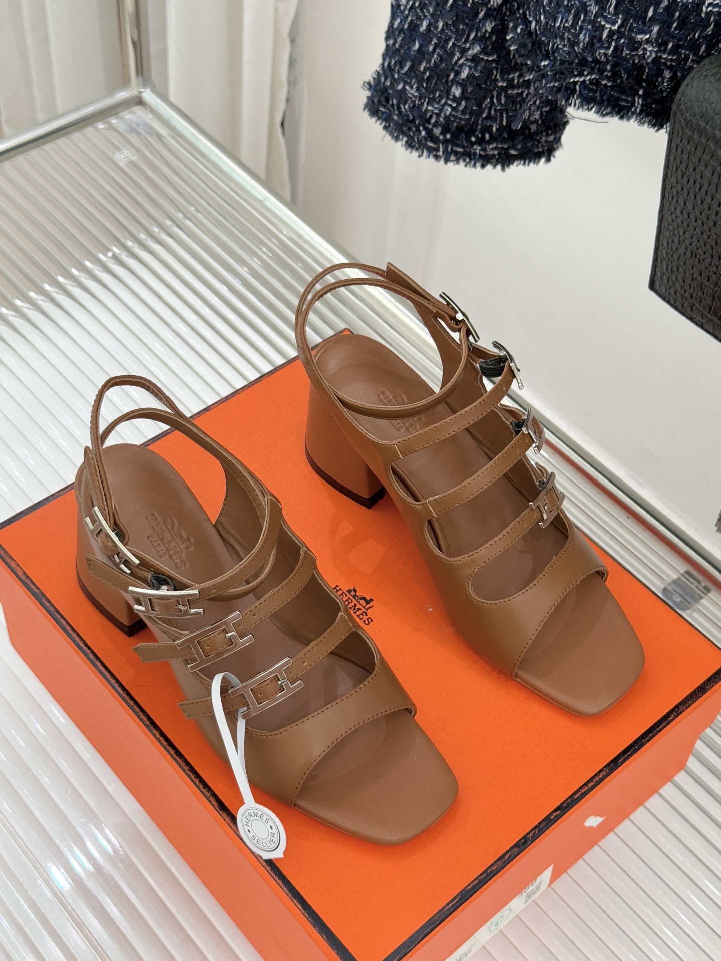 （配原版飞机盒）Hermès/爱马仕经典双H扣鱼嘴凉鞋以极简线条诠释顶奢格调将法式优雅与自在松弛完美相融