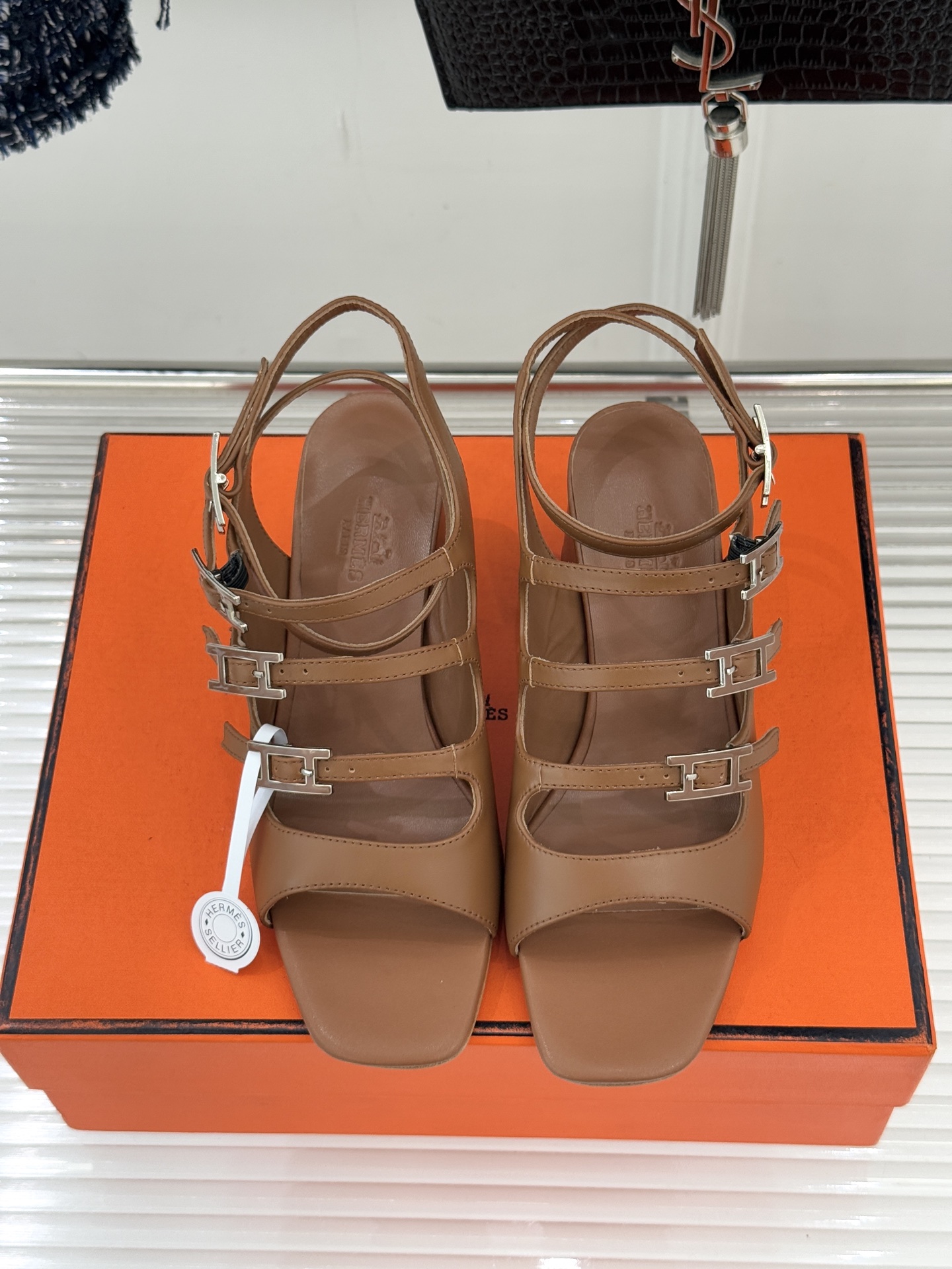 （配原版飞机盒）Hermès/爱马仕经典双H扣鱼嘴凉鞋以极简线条诠释顶奢格调将法式优雅与自在松弛完美相融