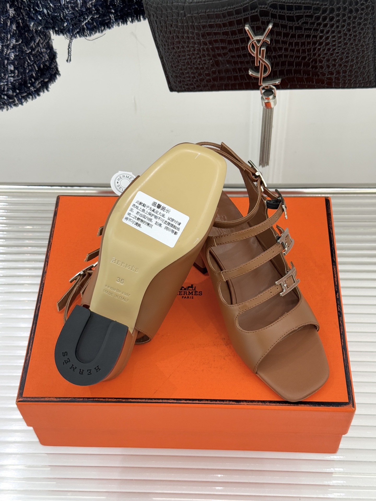 （配原版飞机盒）Hermès/爱马仕经典双H扣鱼嘴凉鞋以极简线条诠释顶奢格调将法式优雅与自在松弛完美相融