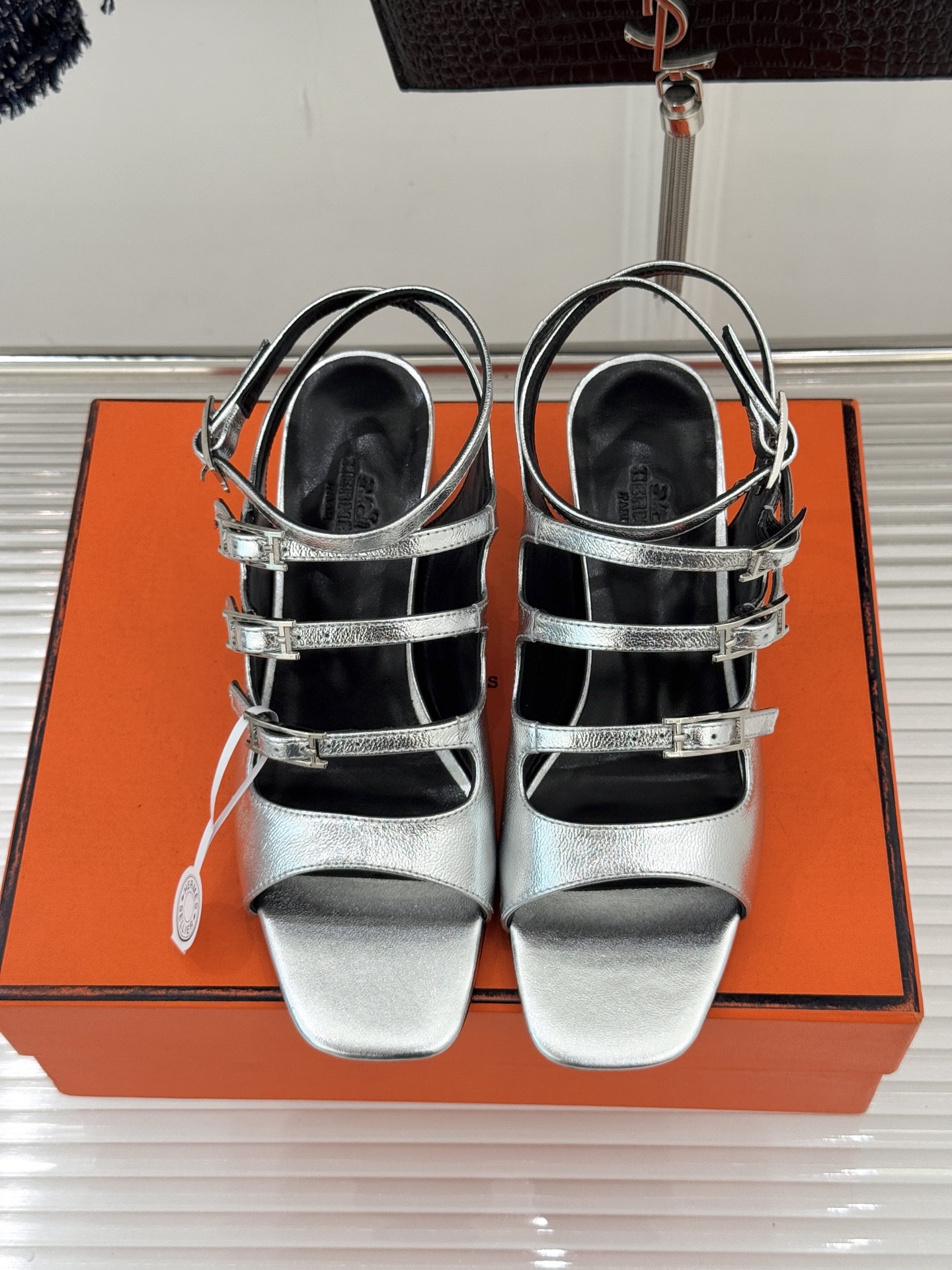 （配原版飞机盒）Hermès/爱马仕经典双H扣鱼嘴凉鞋以极简线条诠释顶奢格调将法式优雅与自在松弛完美相融