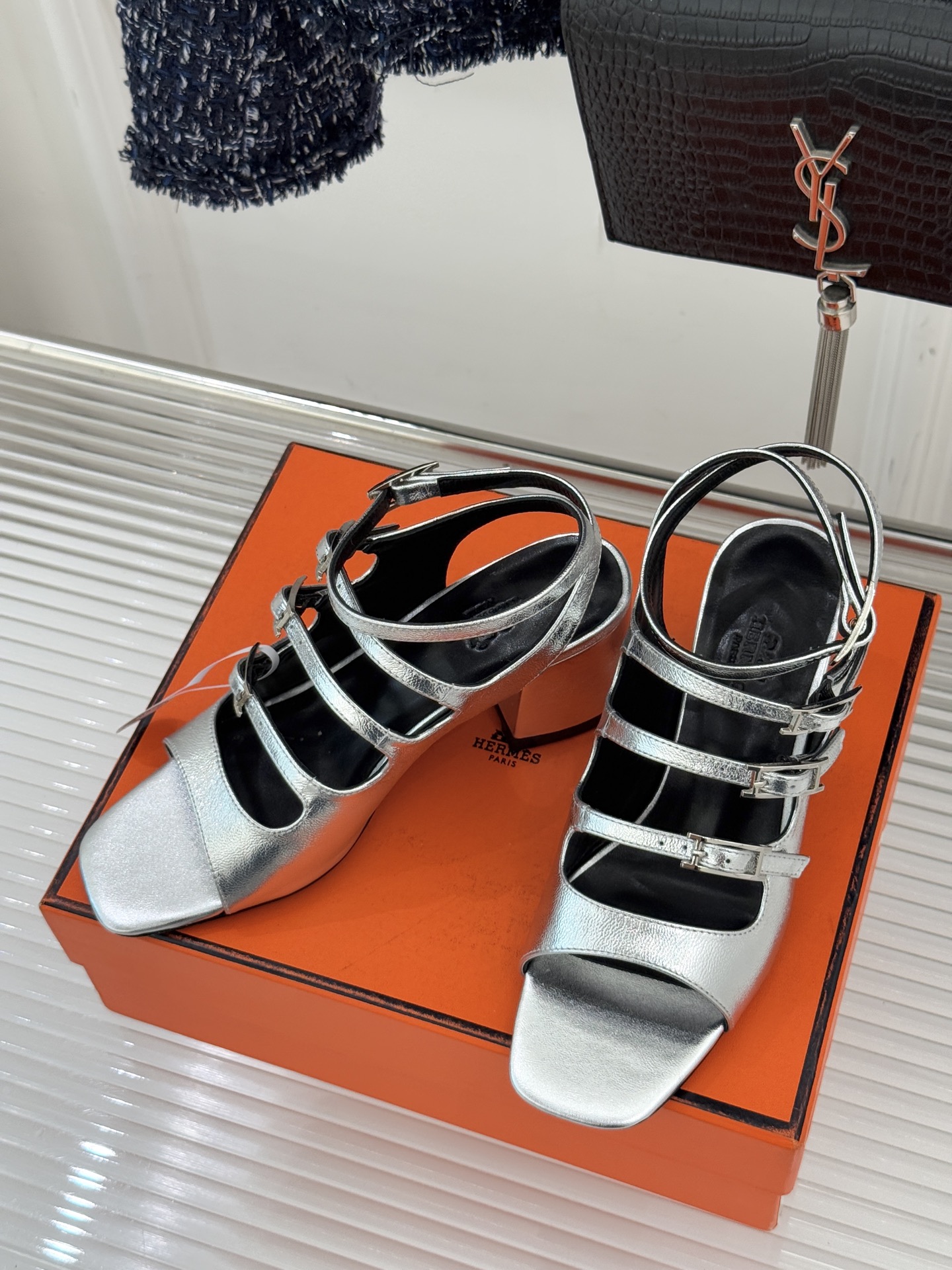 （配原版飞机盒）Hermès/爱马仕经典双H扣鱼嘴凉鞋以极简线条诠释顶奢格调将法式优雅与自在松弛完美相融