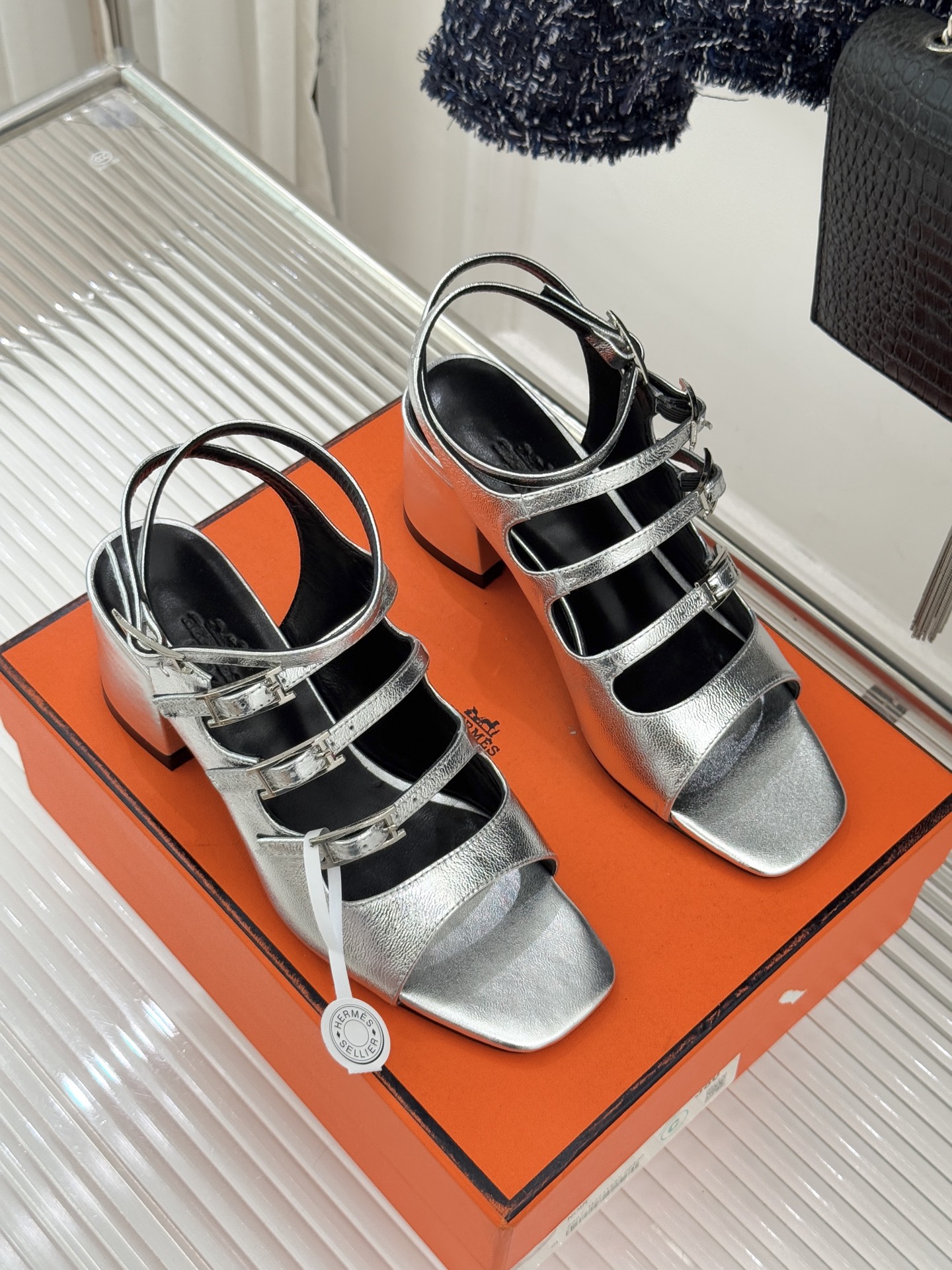 （配原版飞机盒）Hermès/爱马仕经典双H扣鱼嘴凉鞋以极简线条诠释顶奢格调将法式优雅与自在松弛完美相融