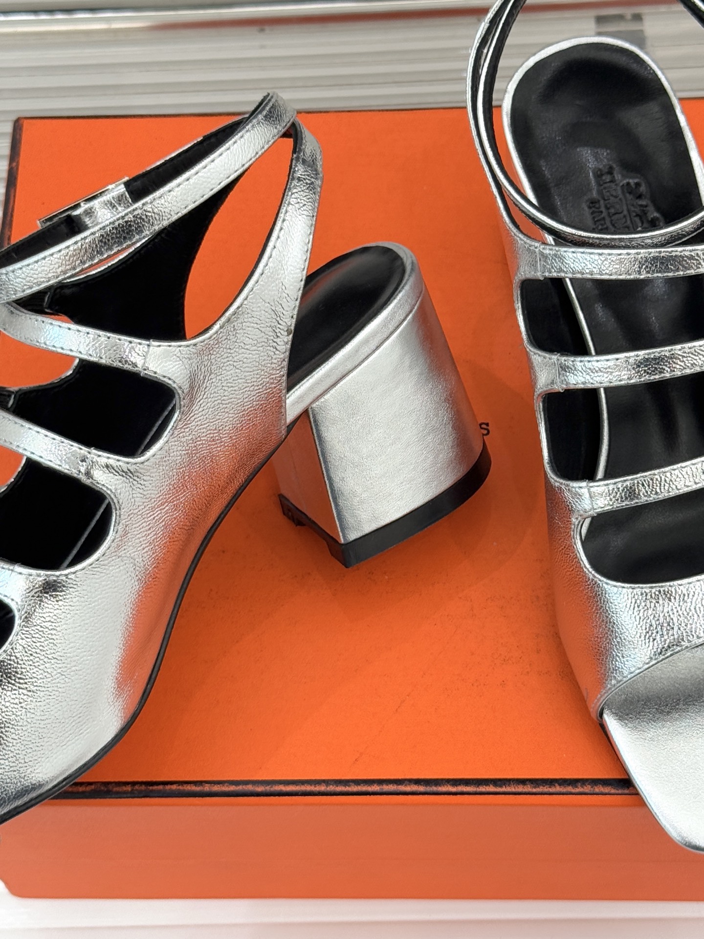 （配原版飞机盒）Hermès/爱马仕经典双H扣鱼嘴凉鞋以极简线条诠释顶奢格调将法式优雅与自在松弛完美相融