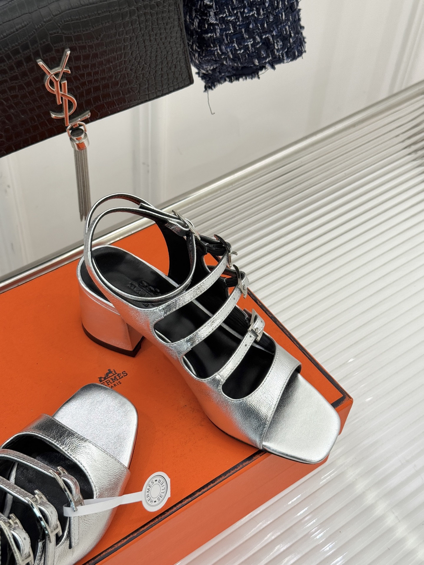 （配原版飞机盒）Hermès/爱马仕经典双H扣鱼嘴凉鞋以极简线条诠释顶奢格调将法式优雅与自在松弛完美相融