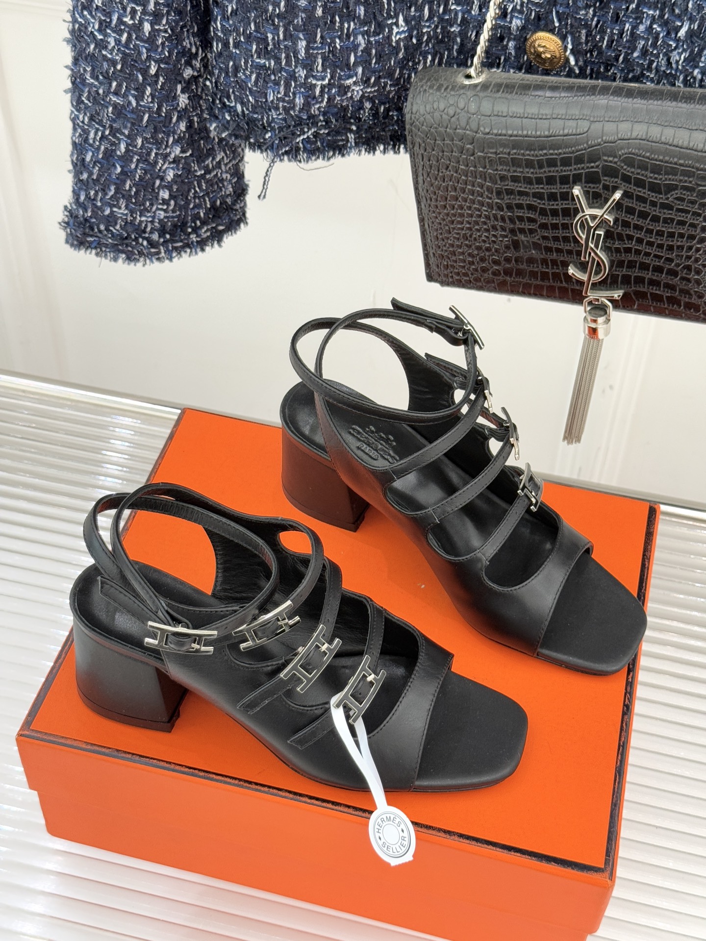 （配原版飞机盒）Hermès/爱马仕经典双H扣鱼嘴凉鞋以极简线条诠释顶奢格调将法式优雅与自在松弛完美相融