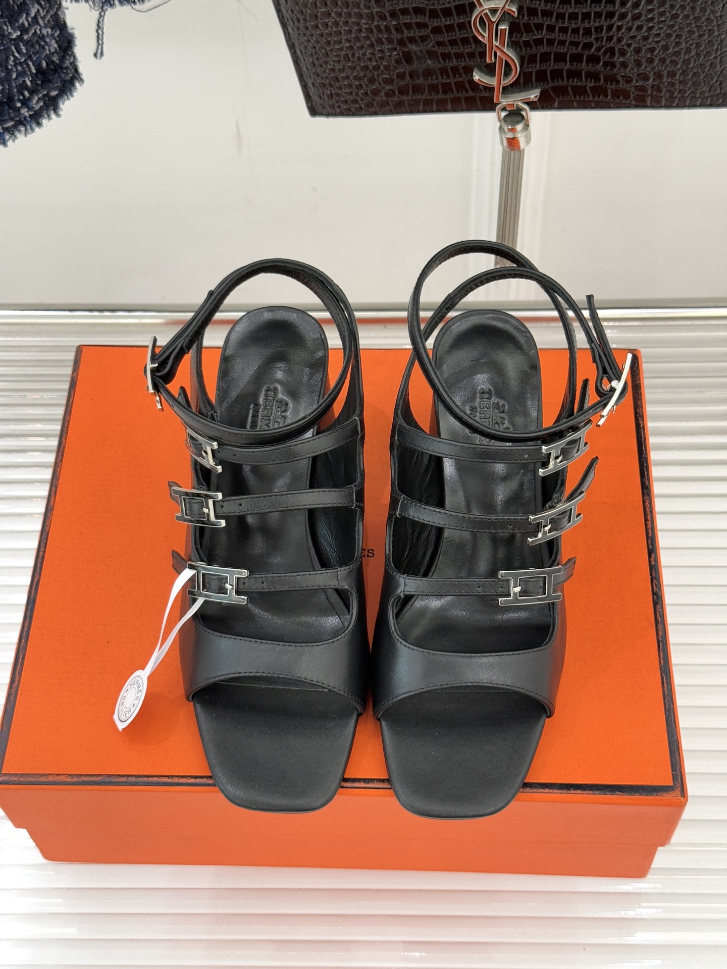 （配原版飞机盒）Hermès/爱马仕经典双H扣鱼嘴凉鞋以极简线条诠释顶奢格调将法式优雅与自在松弛完美相融