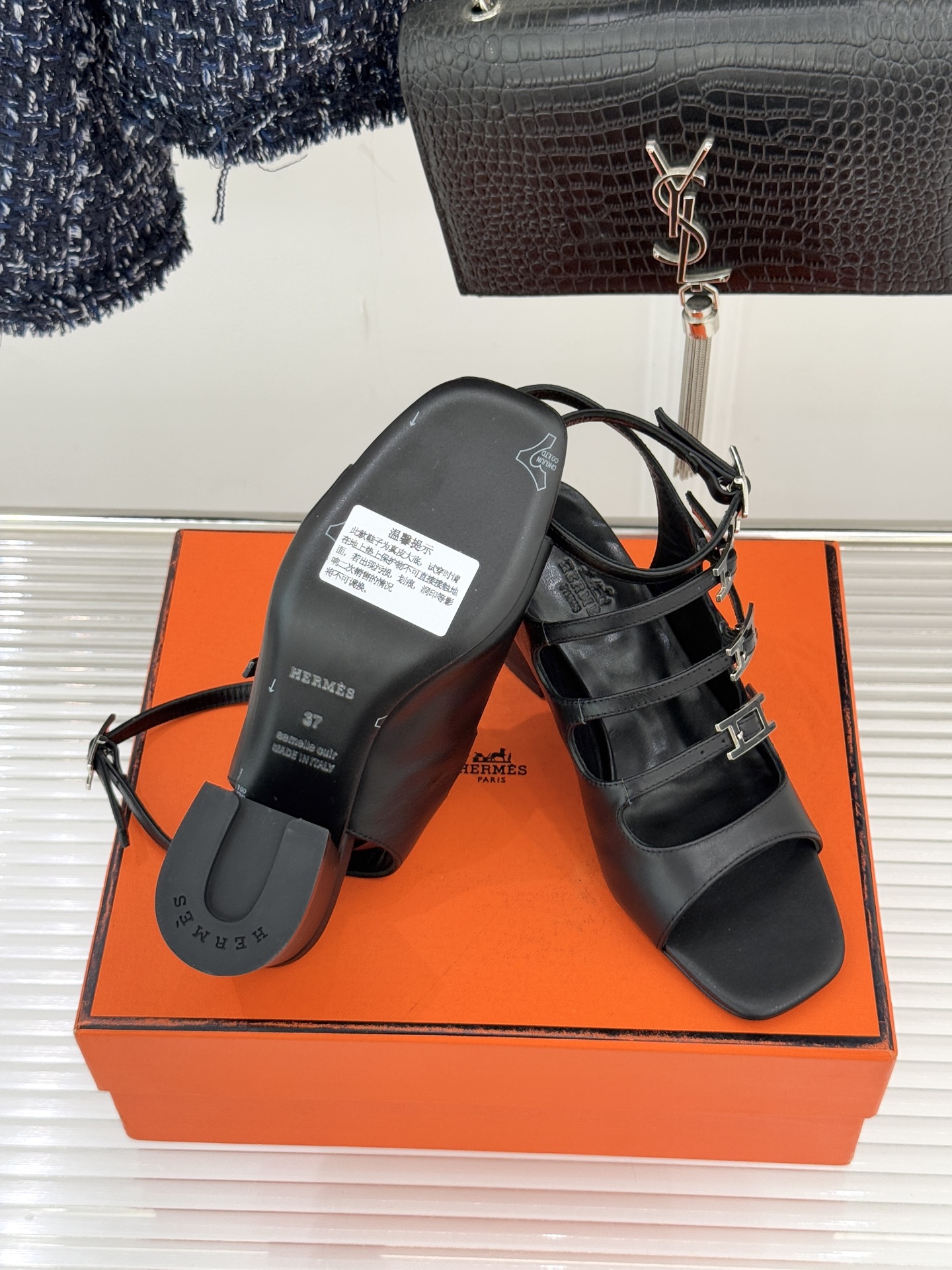 （配原版飞机盒）Hermès/爱马仕经典双H扣鱼嘴凉鞋以极简线条诠释顶奢格调将法式优雅与自在松弛完美相融