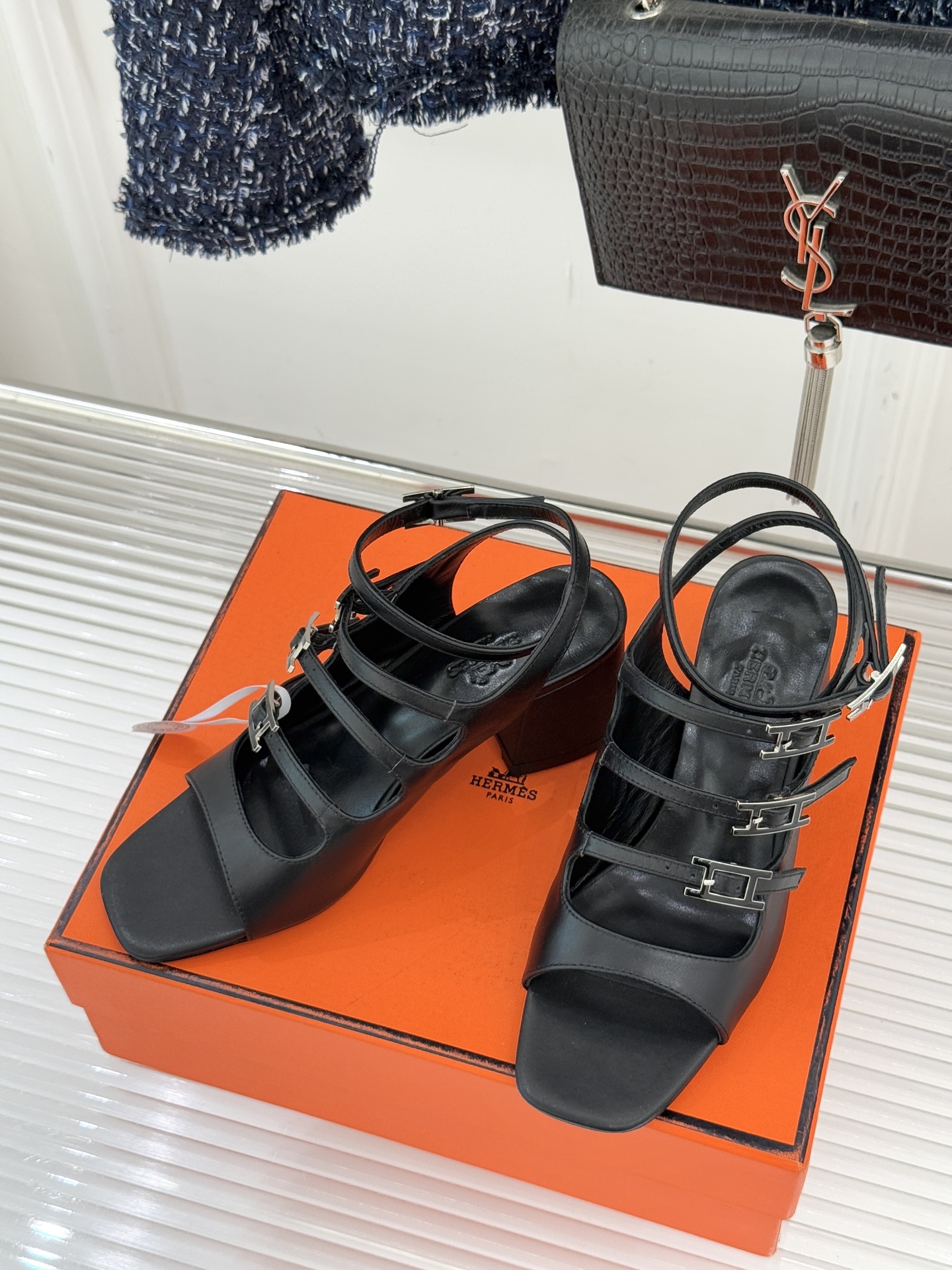 （配原版飞机盒）Hermès/爱马仕经典双H扣鱼嘴凉鞋以极简线条诠释顶奢格调将法式优雅与自在松弛完美相融