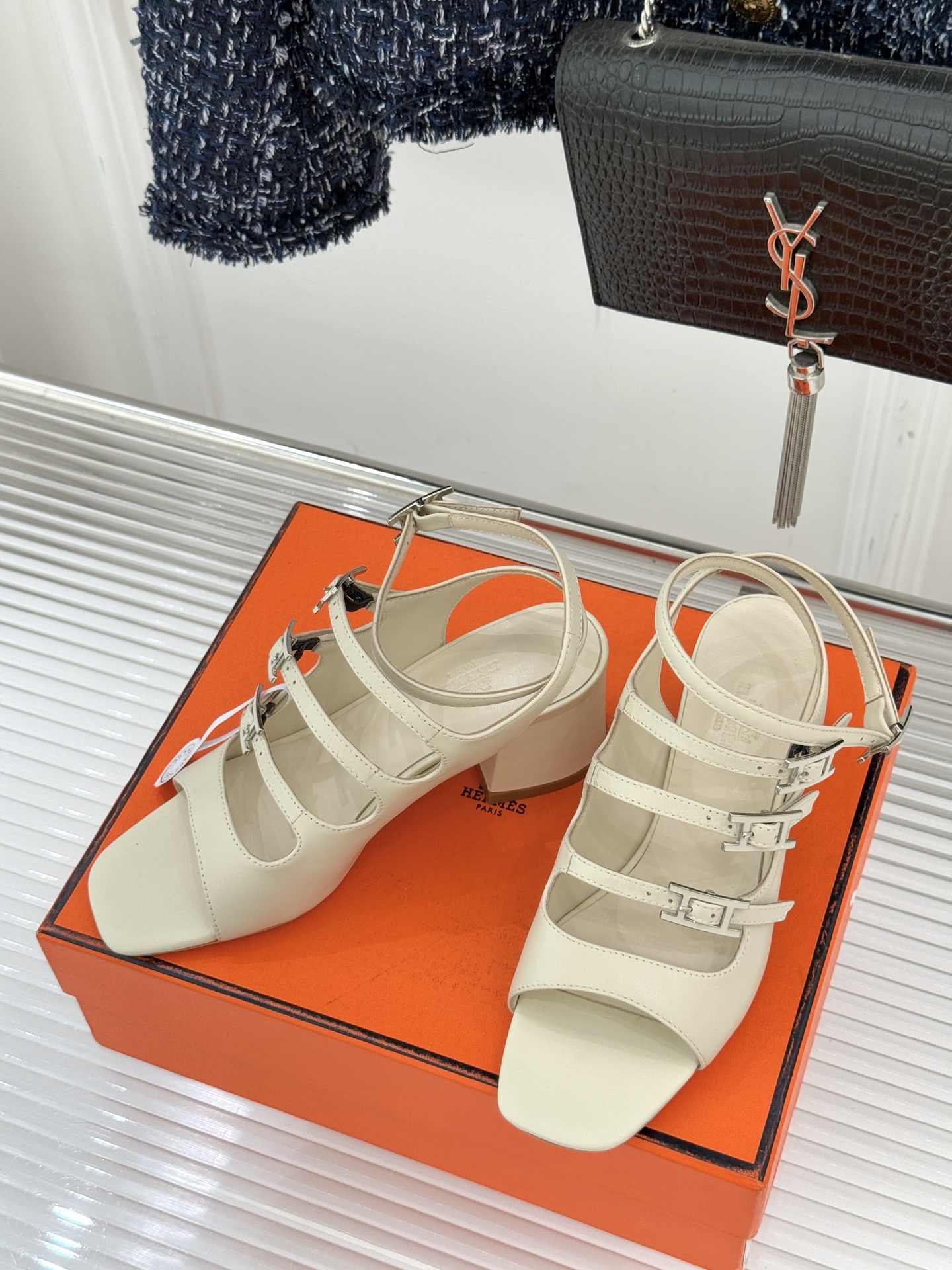 （配原版飞机盒）Hermès/爱马仕经典双H扣鱼嘴凉鞋以极简线条诠释顶奢格调将法式优雅与自在松弛完美相融