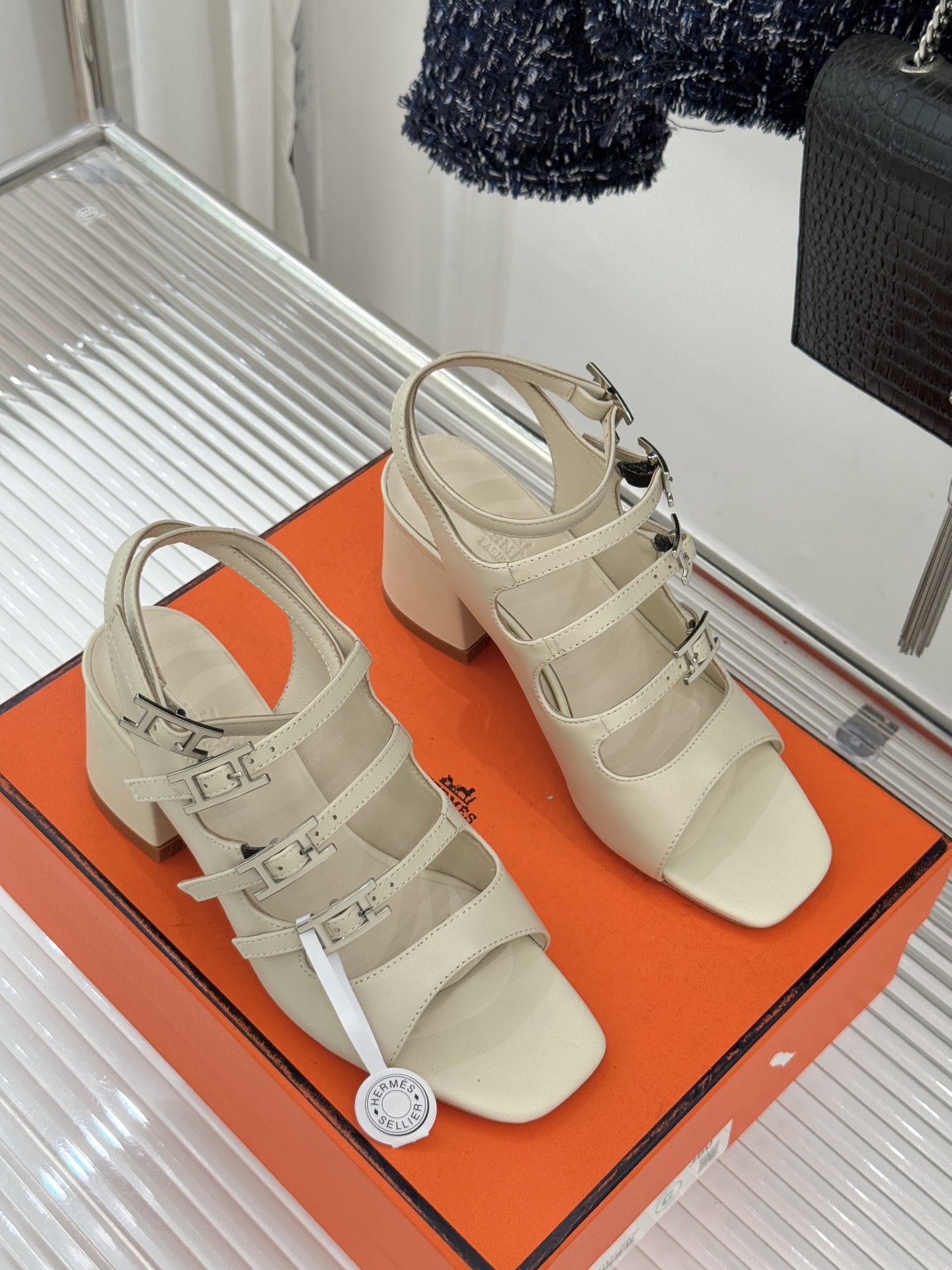 （配原版飞机盒）Hermès/爱马仕经典双H扣鱼嘴凉鞋以极简线条诠释顶奢格调将法式优雅与自在松弛完美相融