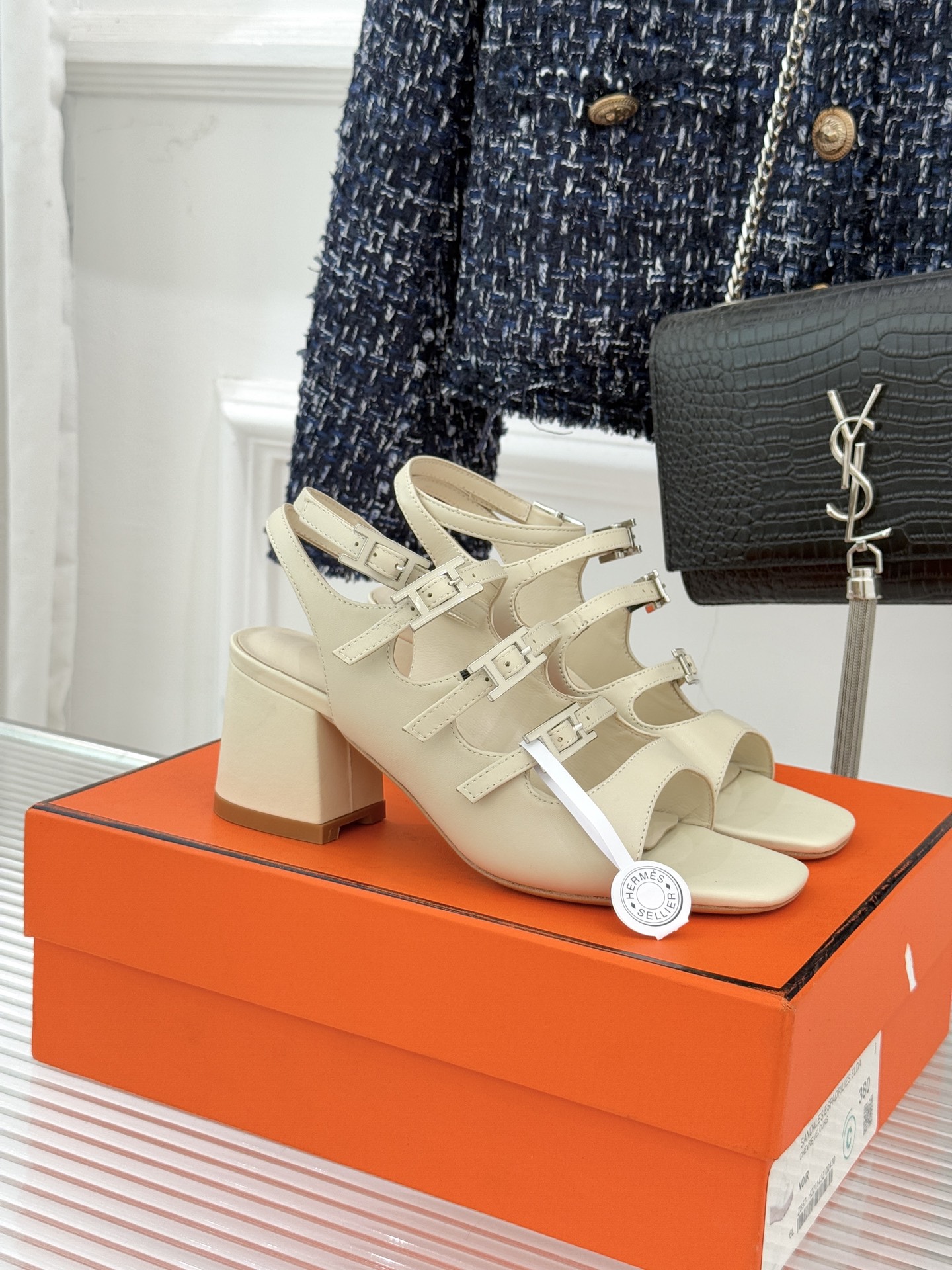 （配原版飞机盒）Hermès/爱马仕经典双H扣鱼嘴凉鞋以极简线条诠释顶奢格调将法式优雅与自在松弛完美相融