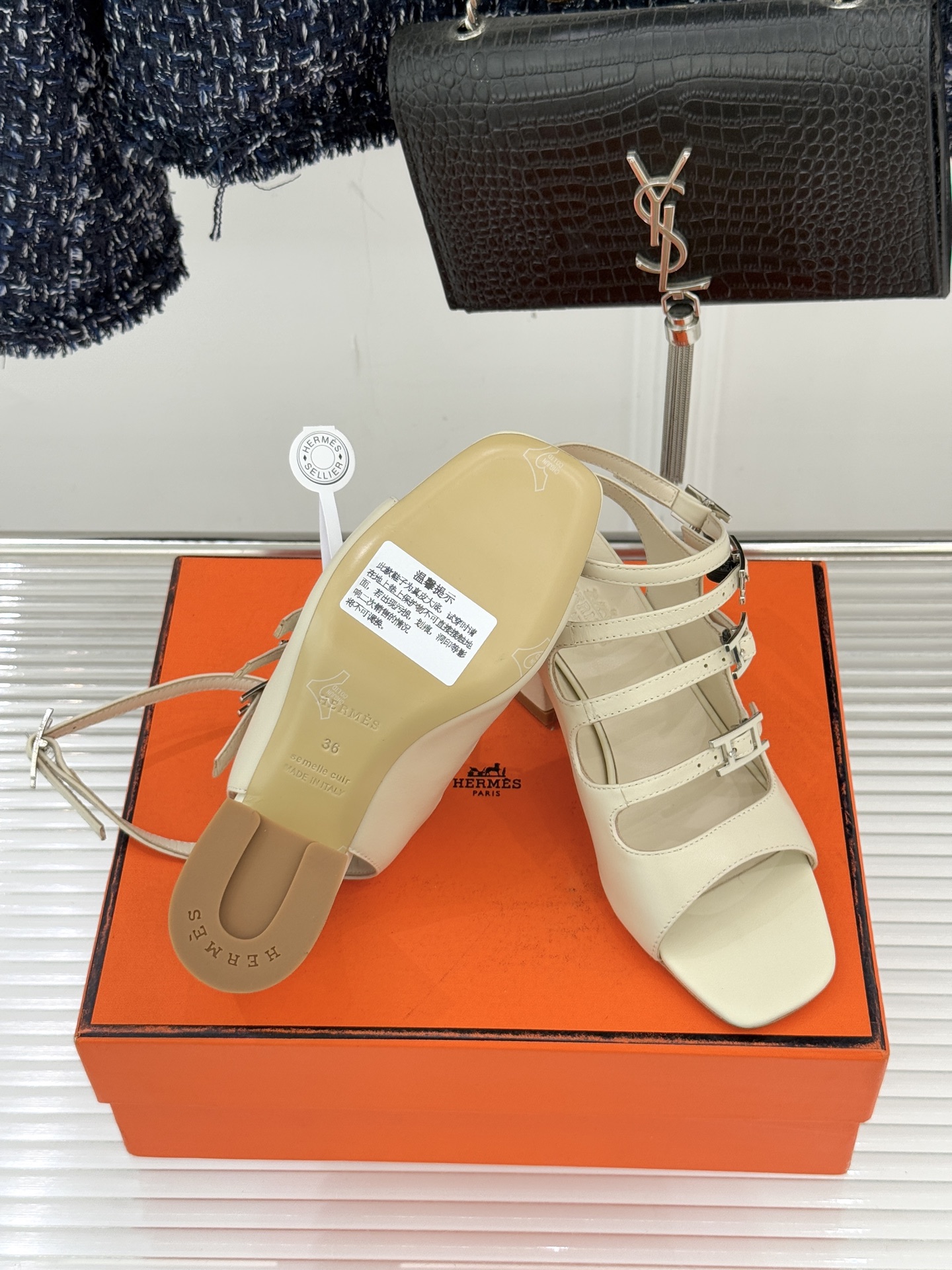 （配原版飞机盒）Hermès/爱马仕经典双H扣鱼嘴凉鞋以极简线条诠释顶奢格调将法式优雅与自在松弛完美相融