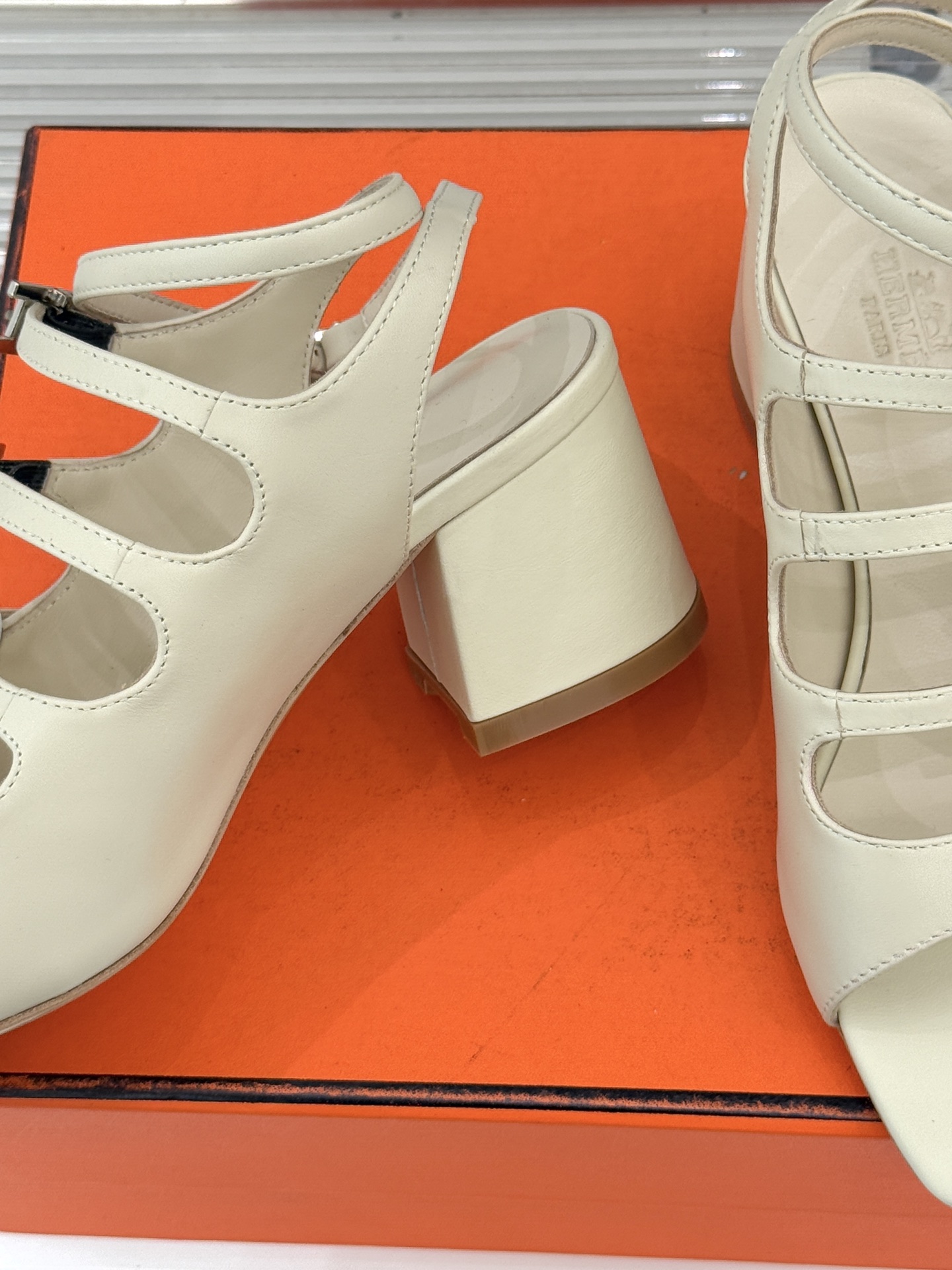 （配原版飞机盒）Hermès/爱马仕经典双H扣鱼嘴凉鞋以极简线条诠释顶奢格调将法式优雅与自在松弛完美相融