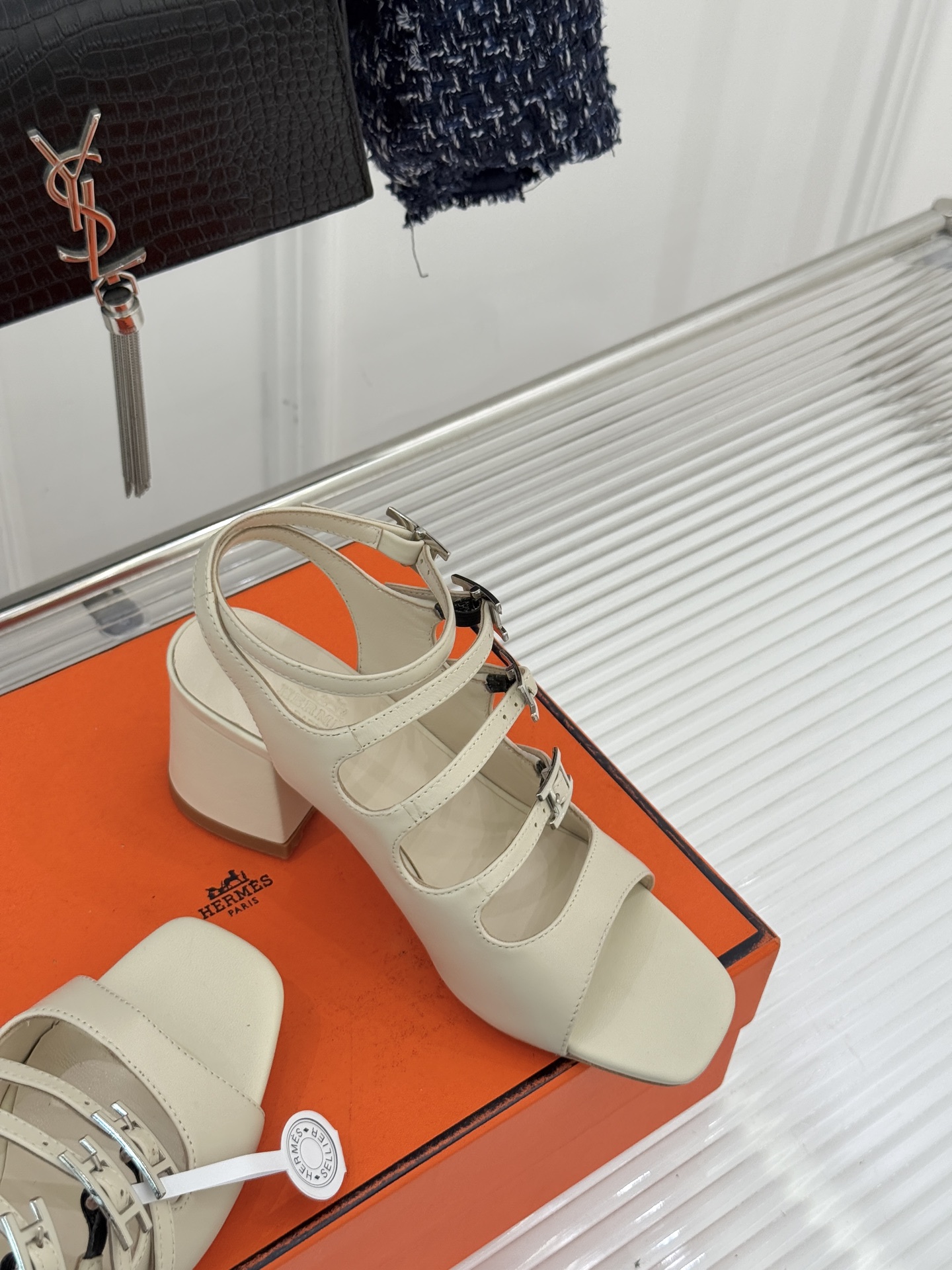 （配原版飞机盒）Hermès/爱马仕经典双H扣鱼嘴凉鞋以极简线条诠释顶奢格调将法式优雅与自在松弛完美相融