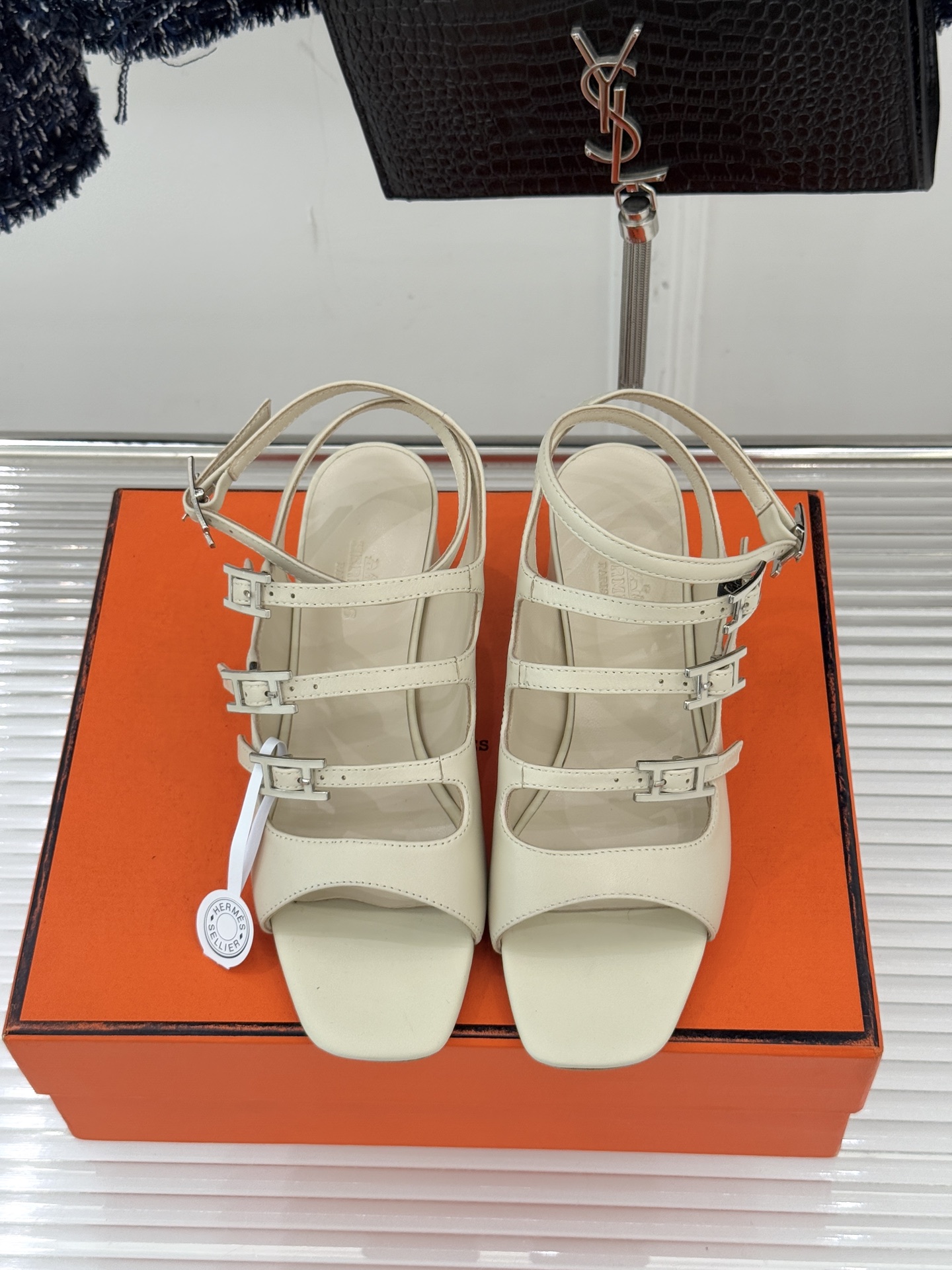 （配原版飞机盒）Hermès/爱马仕经典双H扣鱼嘴凉鞋以极简线条诠释顶奢格调将法式优雅与自在松弛完美相融