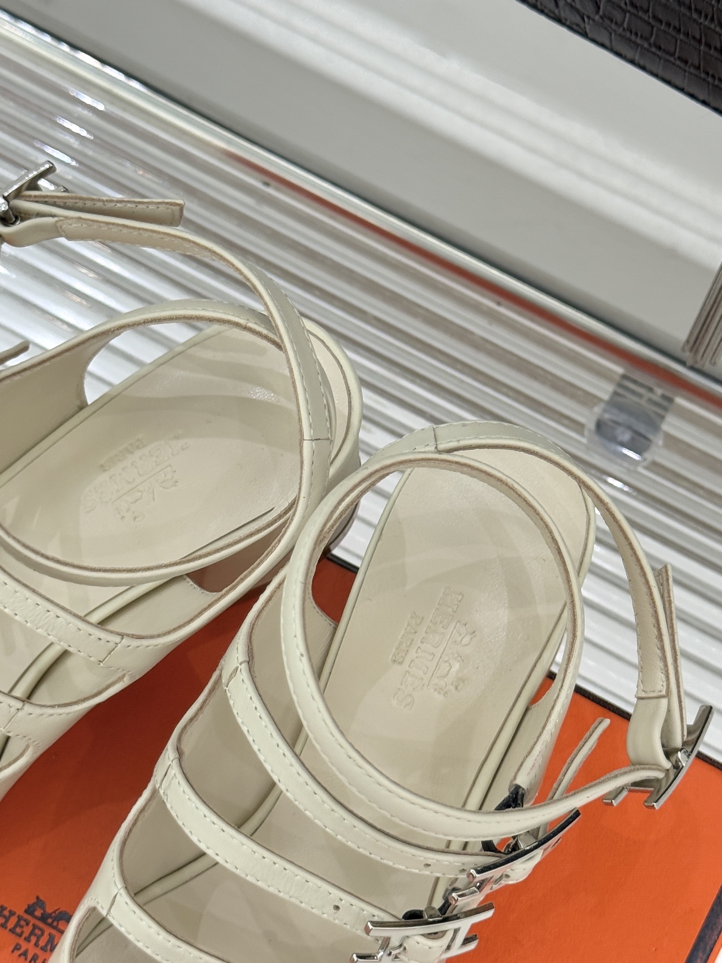 （配原版飞机盒）Hermès/爱马仕经典双H扣鱼嘴凉鞋以极简线条诠释顶奢格调将法式优雅与自在松弛完美相融