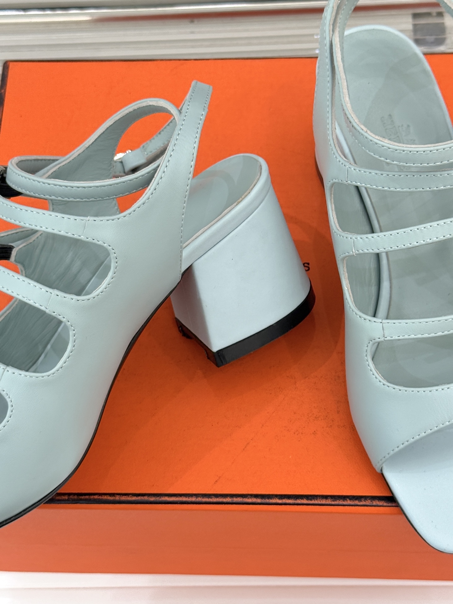 （配原版飞机盒）Hermès/爱马仕经典双H扣鱼嘴凉鞋以极简线条诠释顶奢格调将法式优雅与自在松弛完美相融