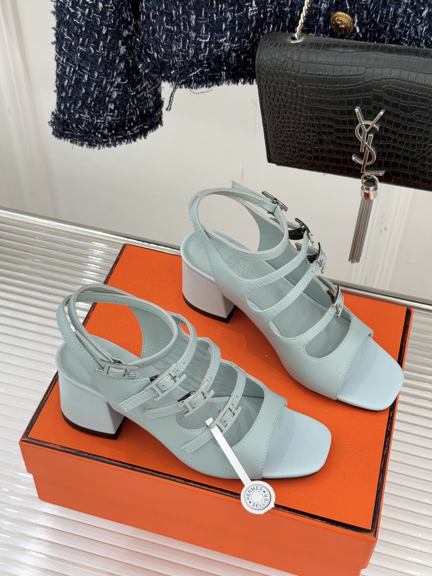 （配原版飞机盒）Hermès/爱马仕经典双H扣鱼嘴凉鞋以极简线条诠释顶奢格调将法式优雅与自在松弛完美相融