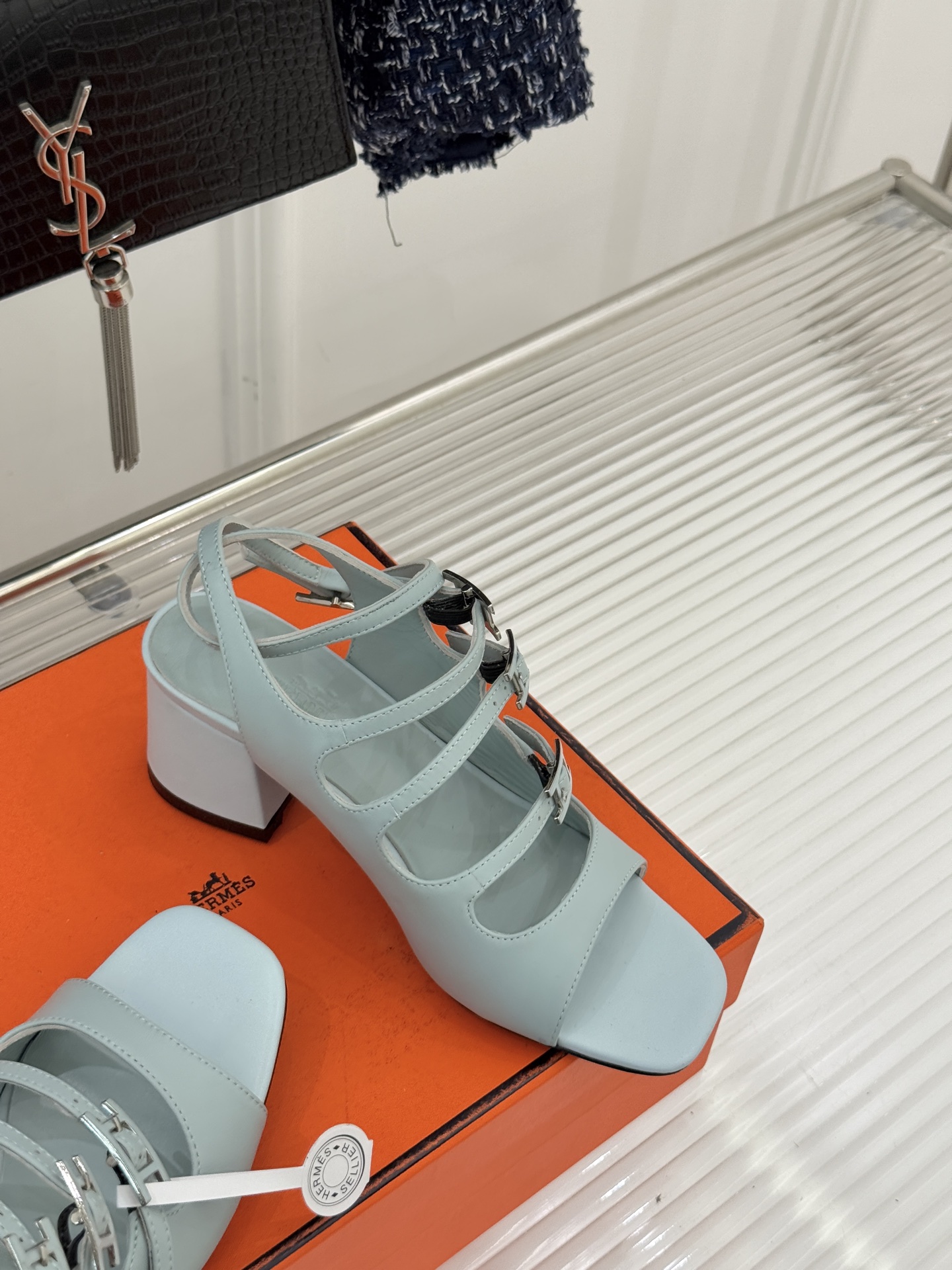 （配原版飞机盒）Hermès/爱马仕经典双H扣鱼嘴凉鞋以极简线条诠释顶奢格调将法式优雅与自在松弛完美相融