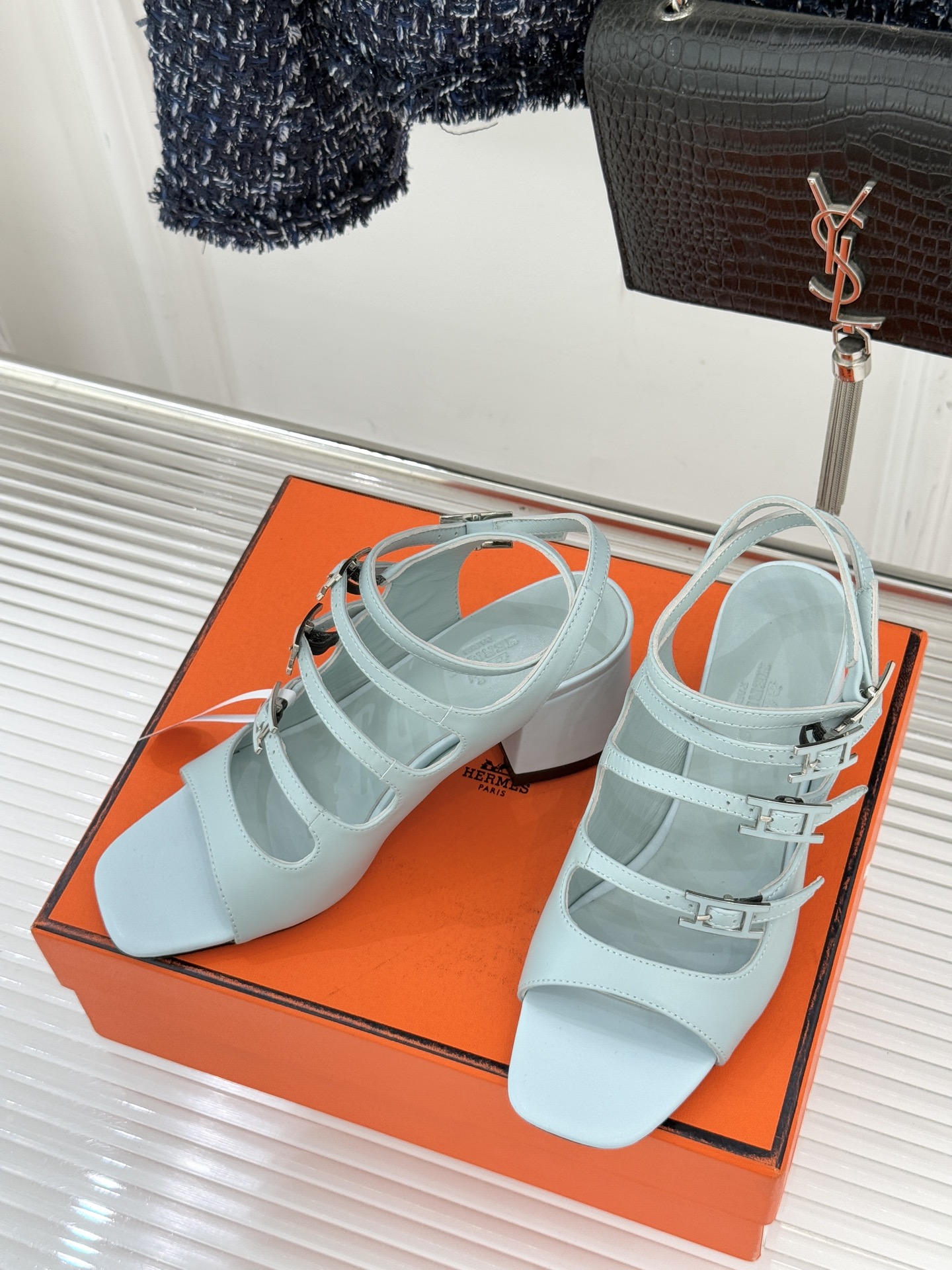 （配原版飞机盒）Hermès/爱马仕经典双H扣鱼嘴凉鞋以极简线条诠释顶奢格调将法式优雅与自在松弛完美相融