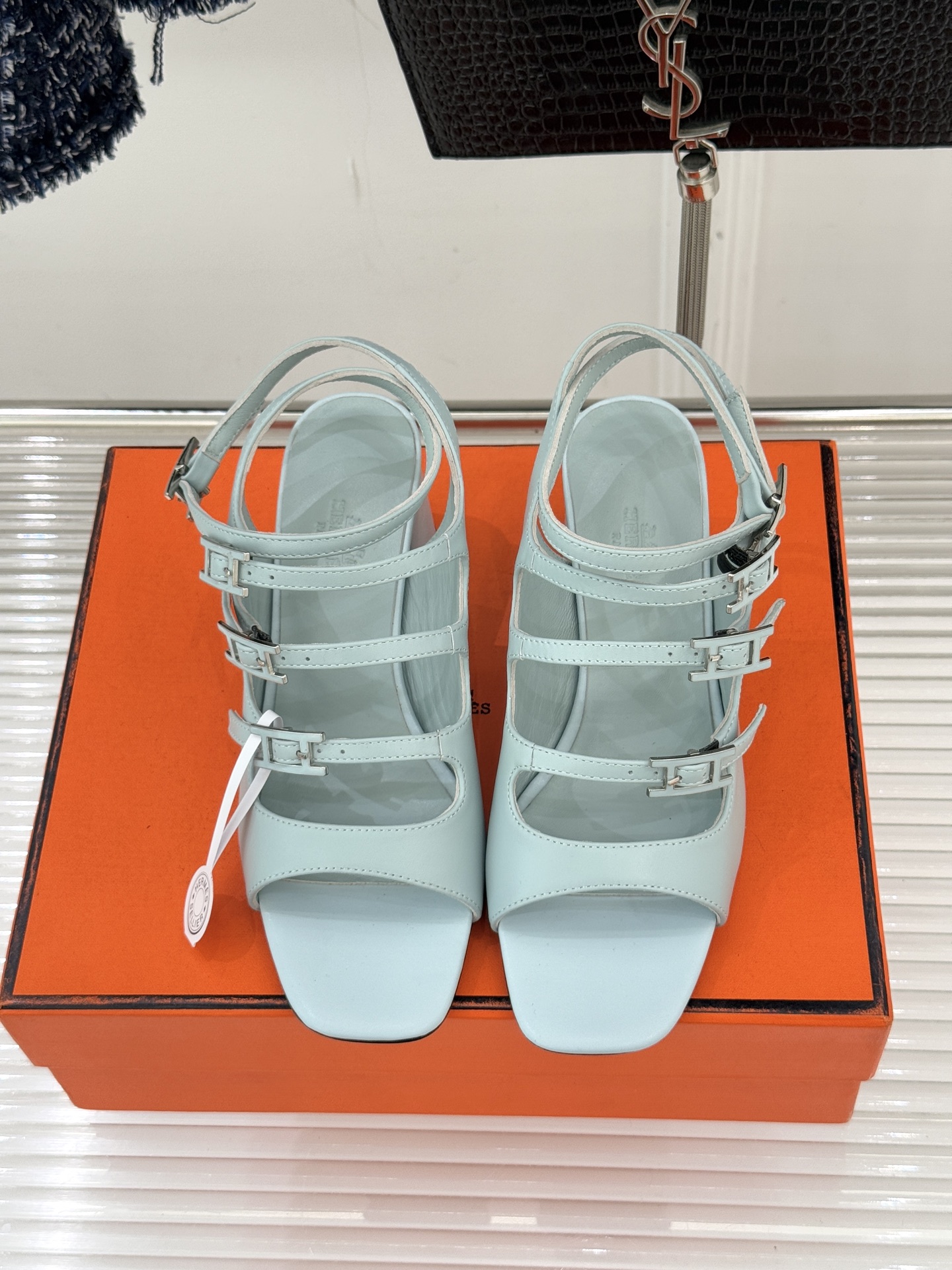 （配原版飞机盒）Hermès/爱马仕经典双H扣鱼嘴凉鞋以极简线条诠释顶奢格调将法式优雅与自在松弛完美相融