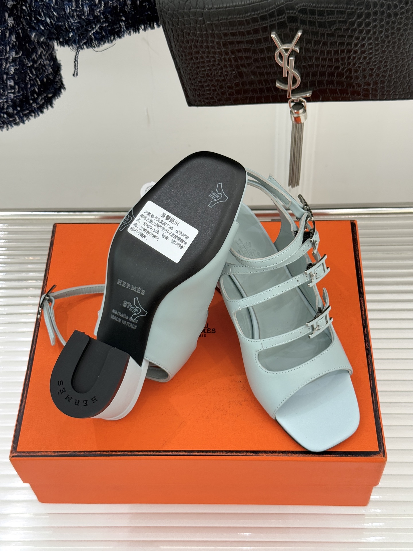 （配原版飞机盒）Hermès/爱马仕经典双H扣鱼嘴凉鞋以极简线条诠释顶奢格调将法式优雅与自在松弛完美相融