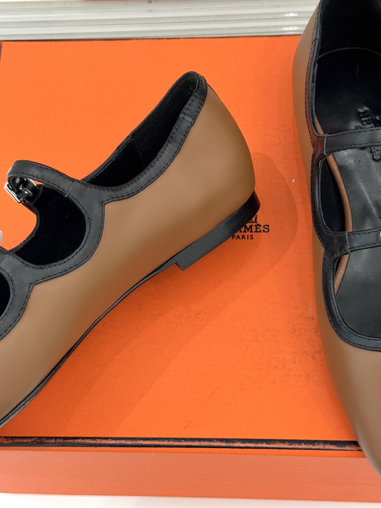 Hermès/爱马仕经典复古玛丽珍鞋今年夏天H家的凉鞋成功在时尚圈杀疯了入手之后我只想说 这钱花得太值！