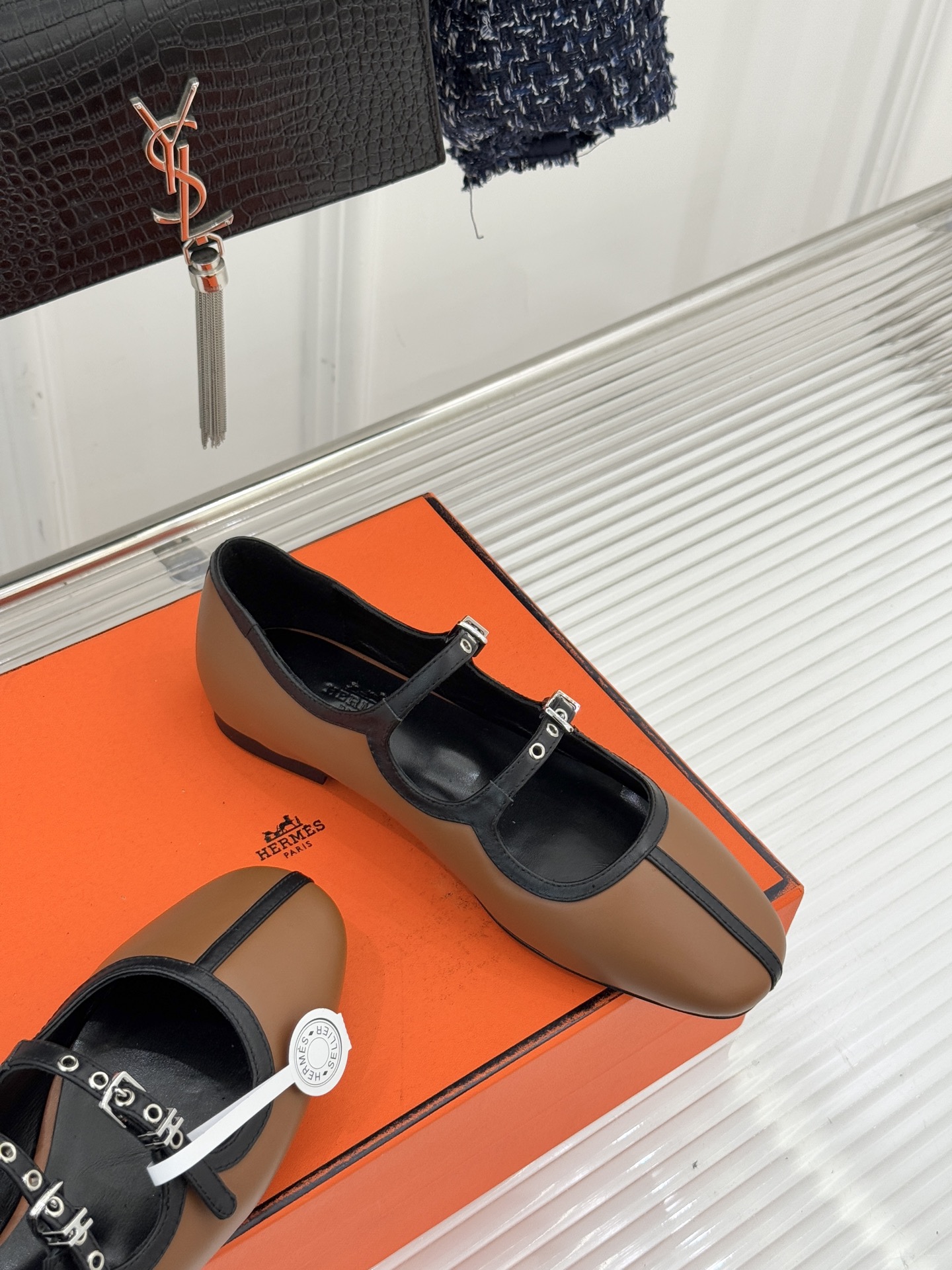 Hermès/爱马仕经典复古玛丽珍鞋今年夏天H家的凉鞋成功在时尚圈杀疯了入手之后我只想说 这钱花得太值！