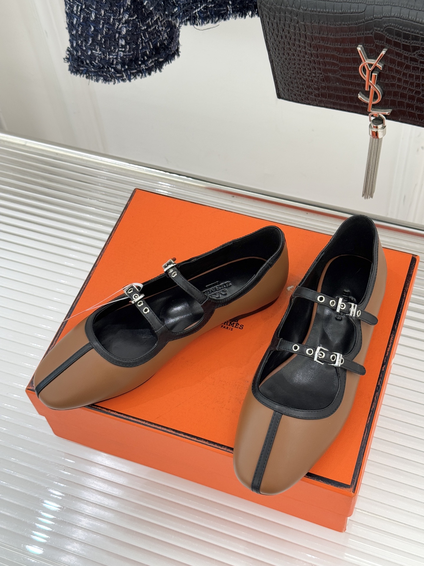 Hermès/爱马仕经典复古玛丽珍鞋今年夏天H家的凉鞋成功在时尚圈杀疯了入手之后我只想说 这钱花得太值！