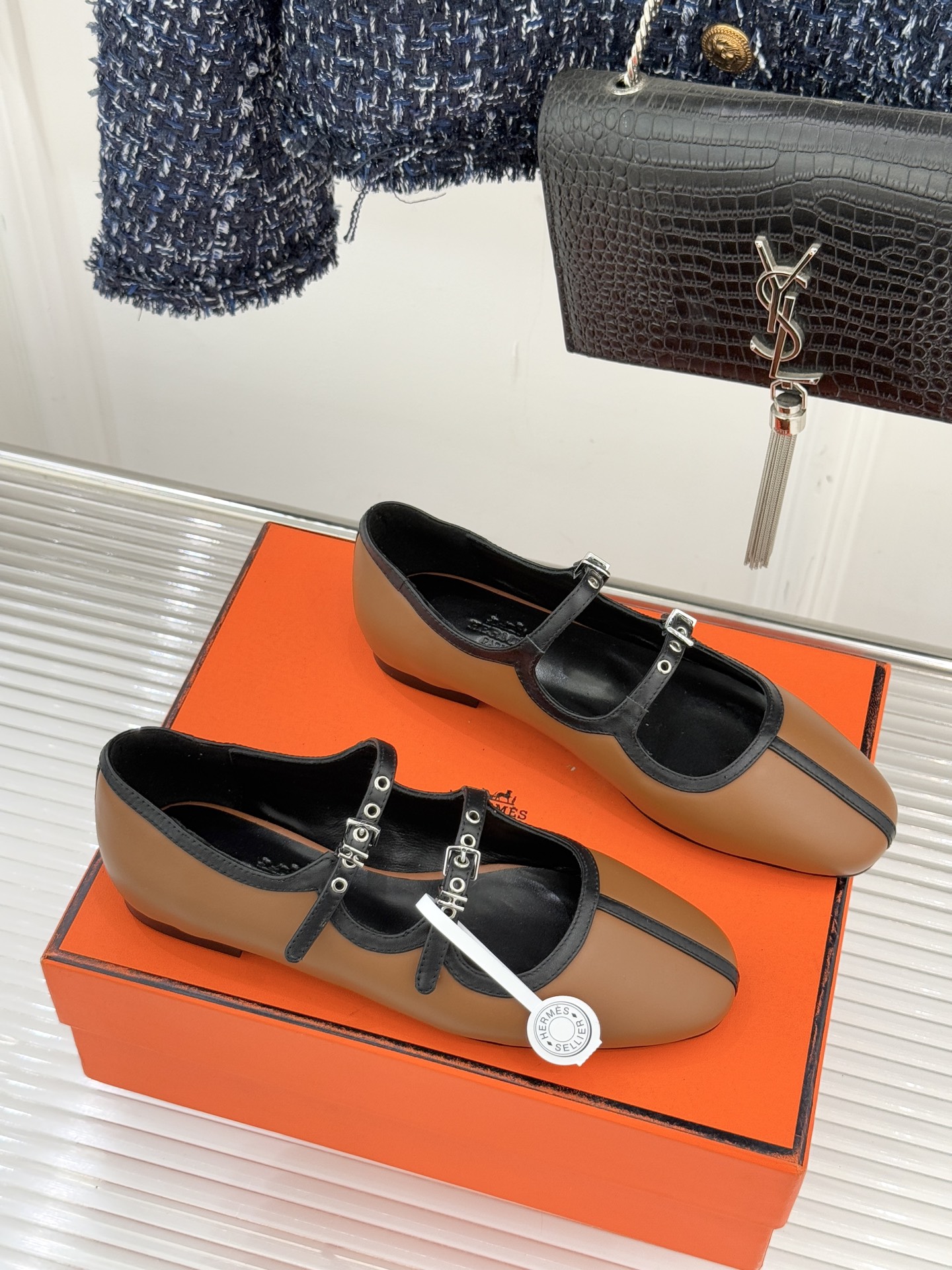 Hermès/爱马仕经典复古玛丽珍鞋今年夏天H家的凉鞋成功在时尚圈杀疯了入手之后我只想说 这钱花得太值！