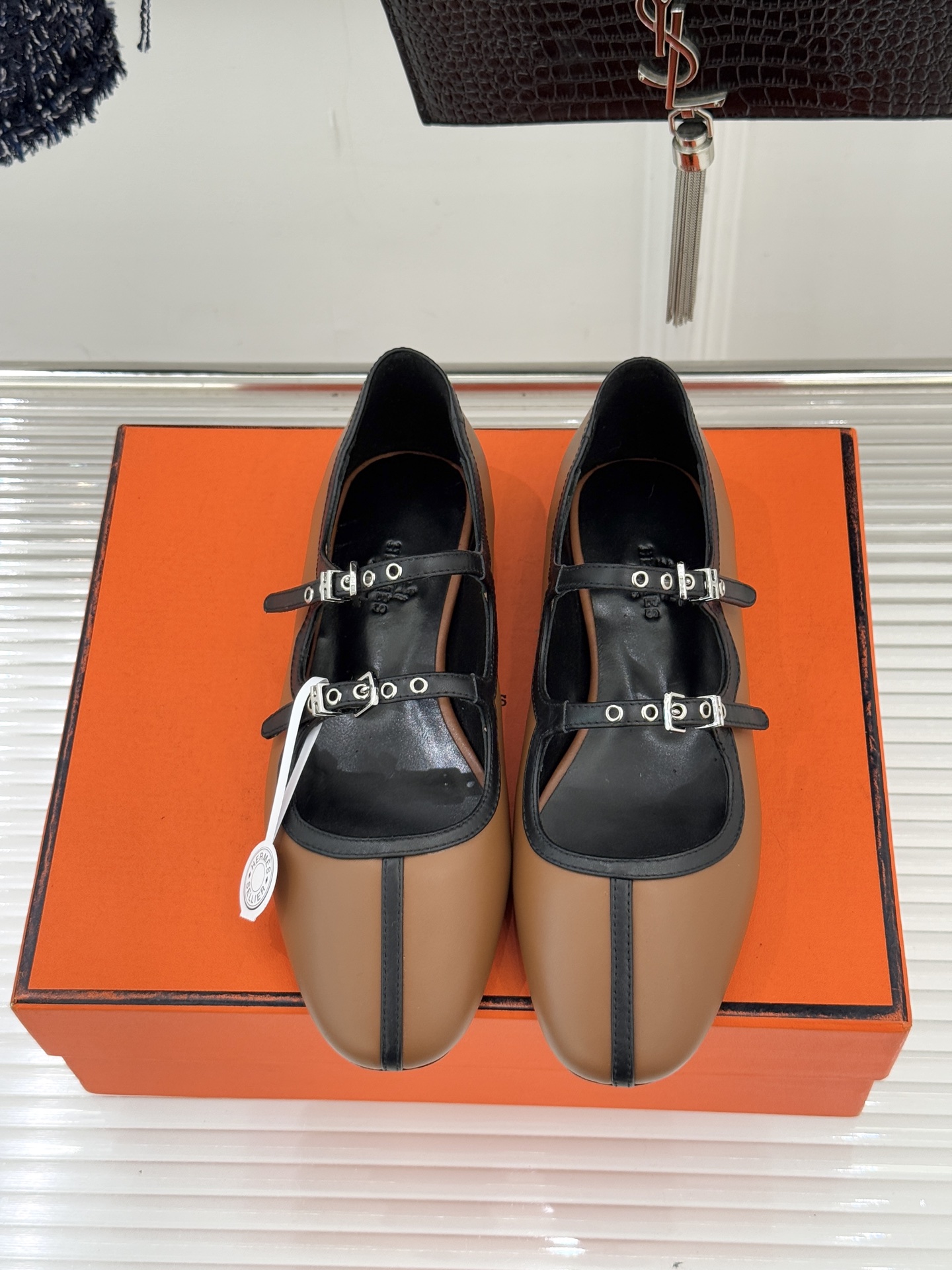 Hermès/爱马仕经典复古玛丽珍鞋今年夏天H家的凉鞋成功在时尚圈杀疯了入手之后我只想说 这钱花得太值！