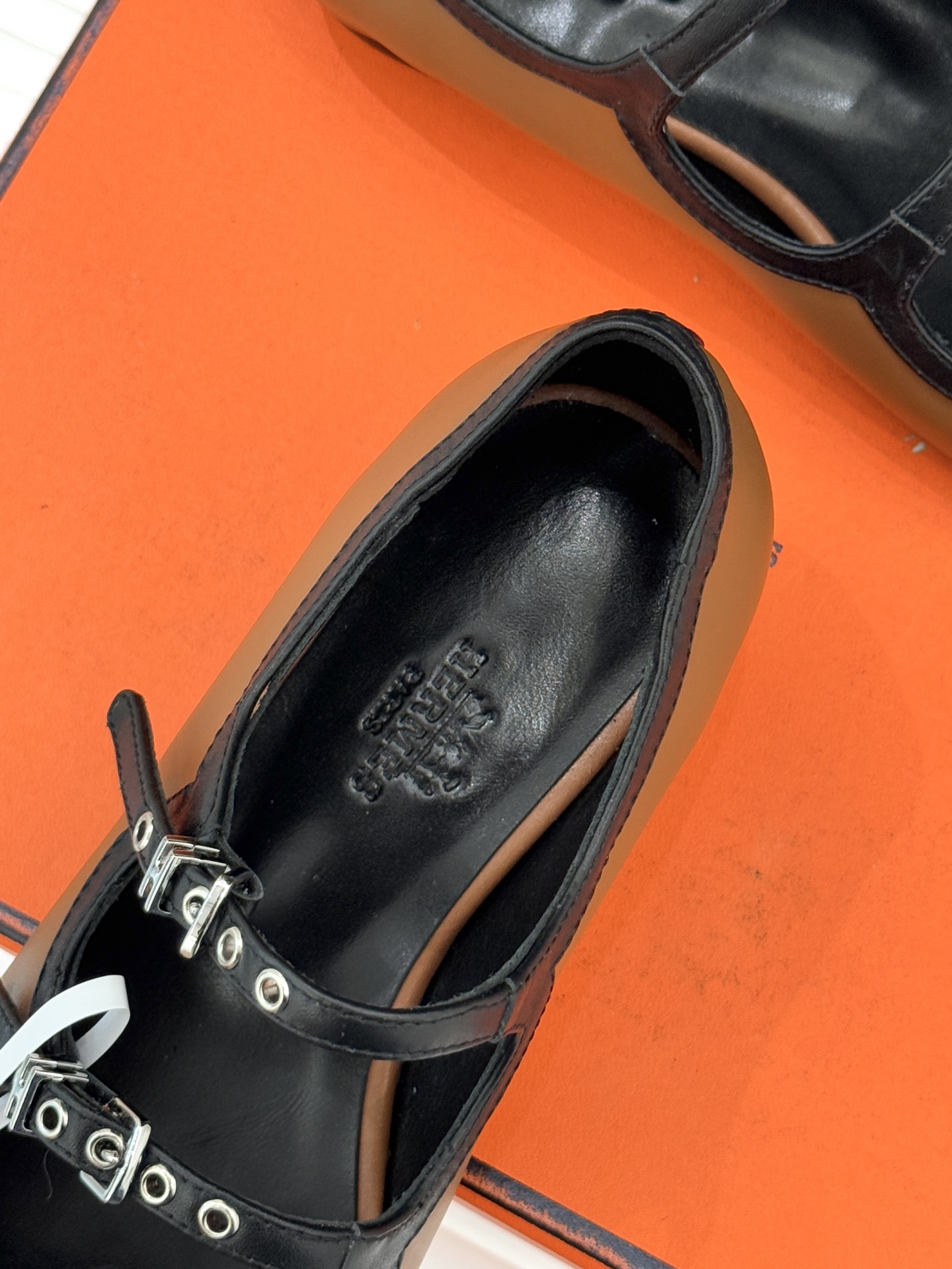 Hermès/爱马仕经典复古玛丽珍鞋今年夏天H家的凉鞋成功在时尚圈杀疯了入手之后我只想说 这钱花得太值！