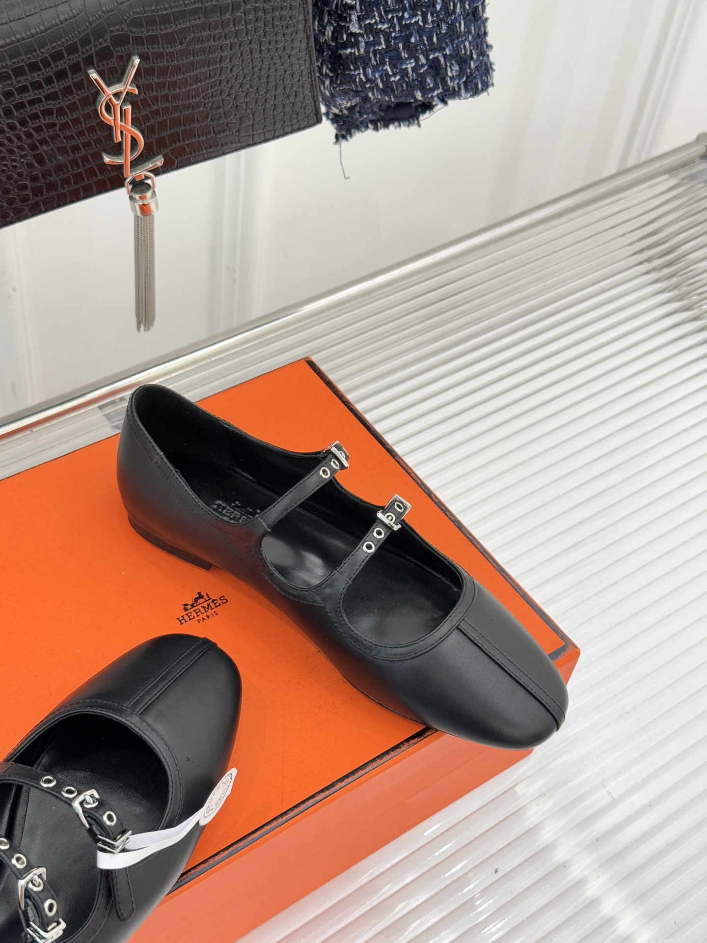 Hermès/爱马仕经典复古玛丽珍鞋今年夏天H家的凉鞋成功在时尚圈杀疯了入手之后我只想说 这钱花得太值！