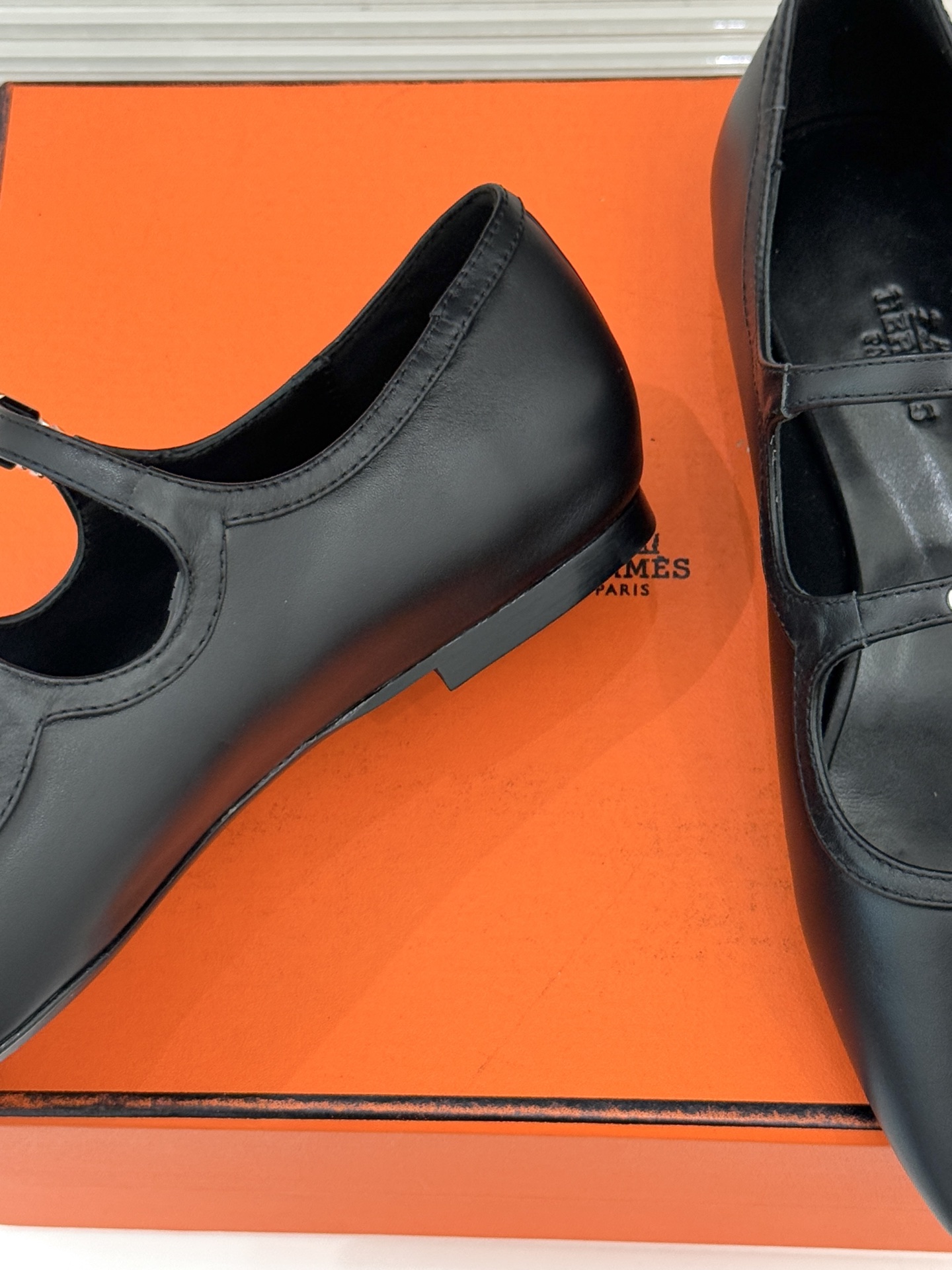 Hermès/爱马仕经典复古玛丽珍鞋今年夏天H家的凉鞋成功在时尚圈杀疯了入手之后我只想说 这钱花得太值！