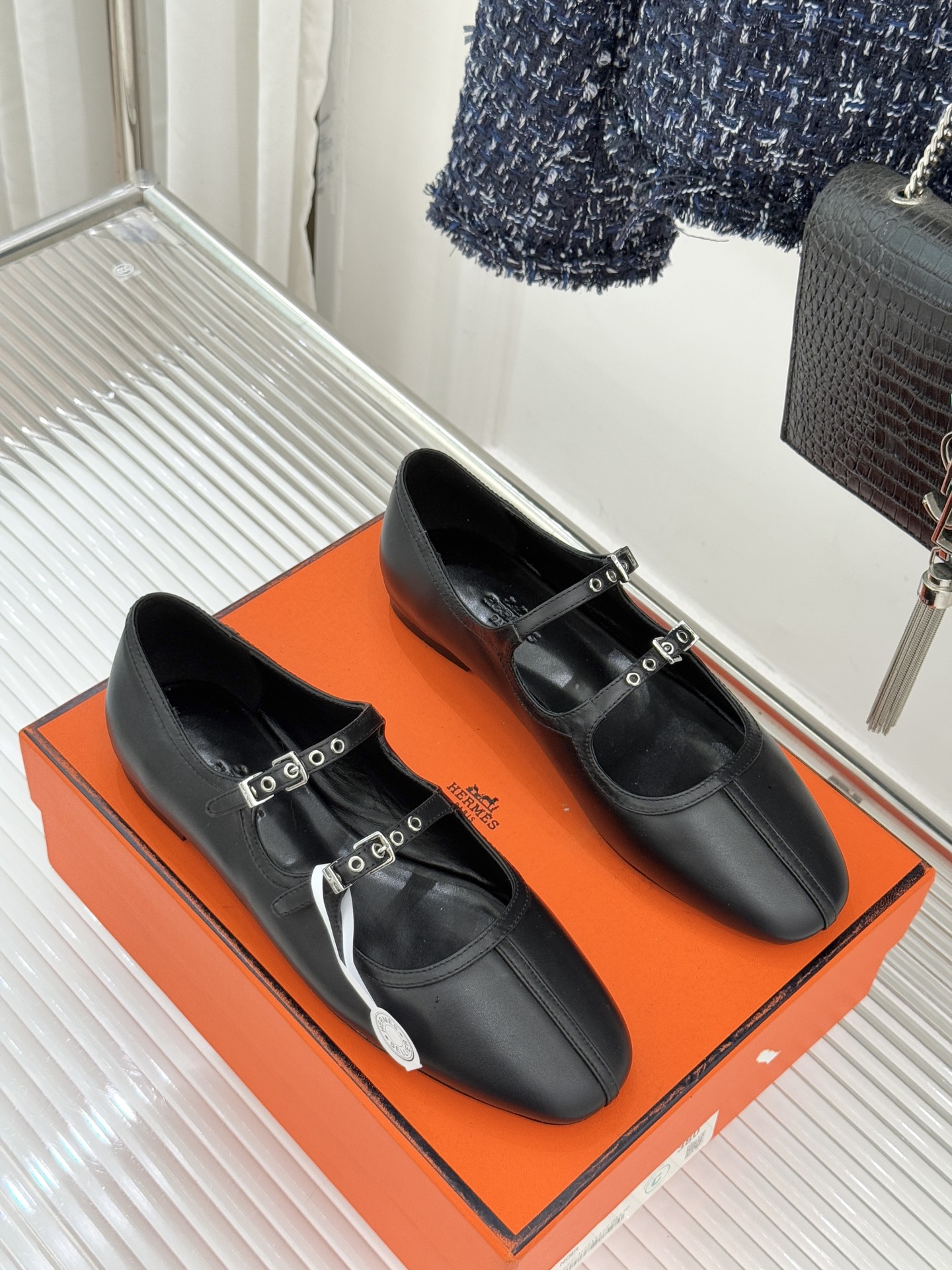 Hermès/爱马仕经典复古玛丽珍鞋今年夏天H家的凉鞋成功在时尚圈杀疯了入手之后我只想说 这钱花得太值！